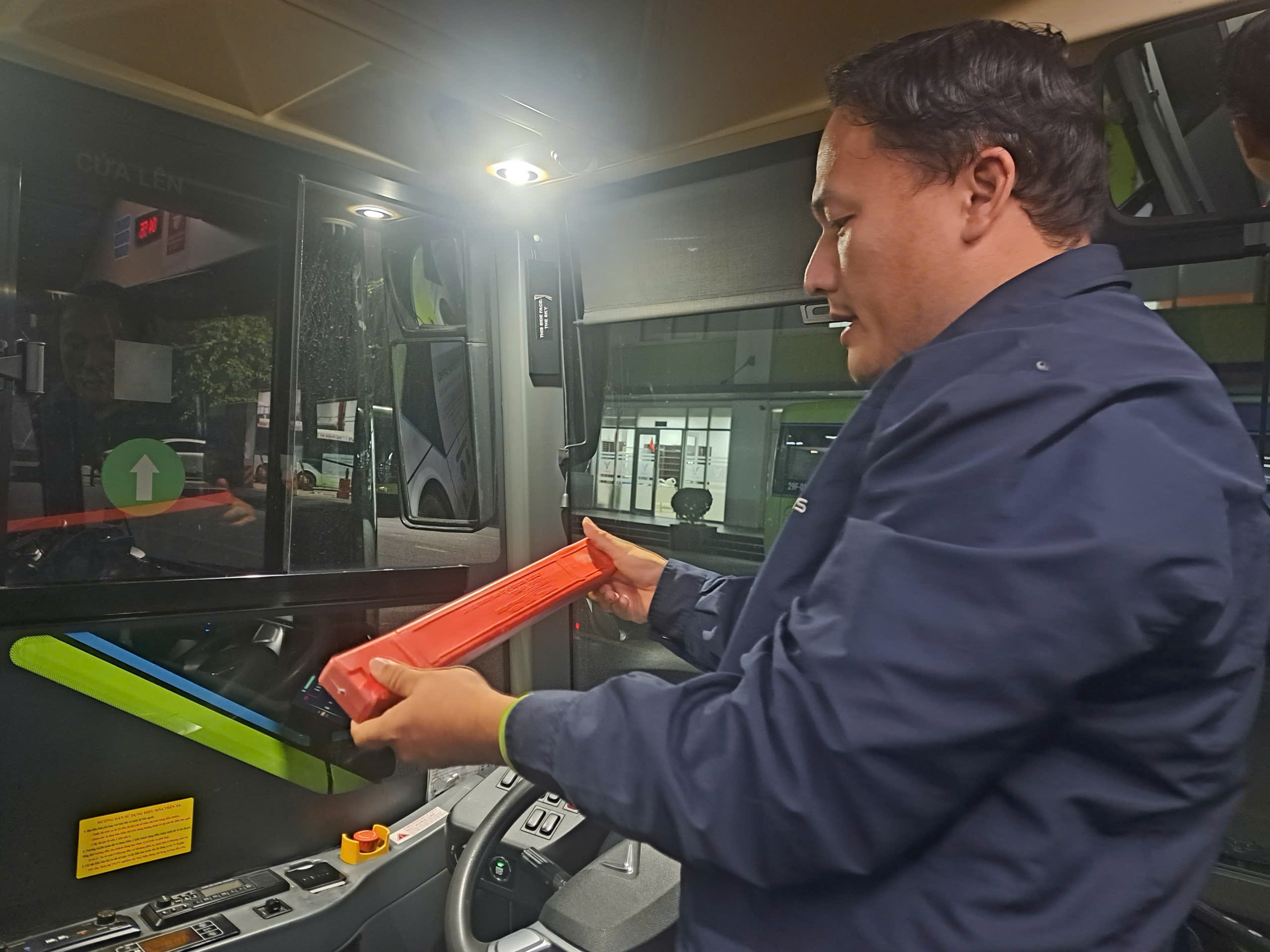 Những người "đ&aacute;nh thức b&igrave;nh minh" bằng b&aacute;nh xe điện- Ảnh 4.