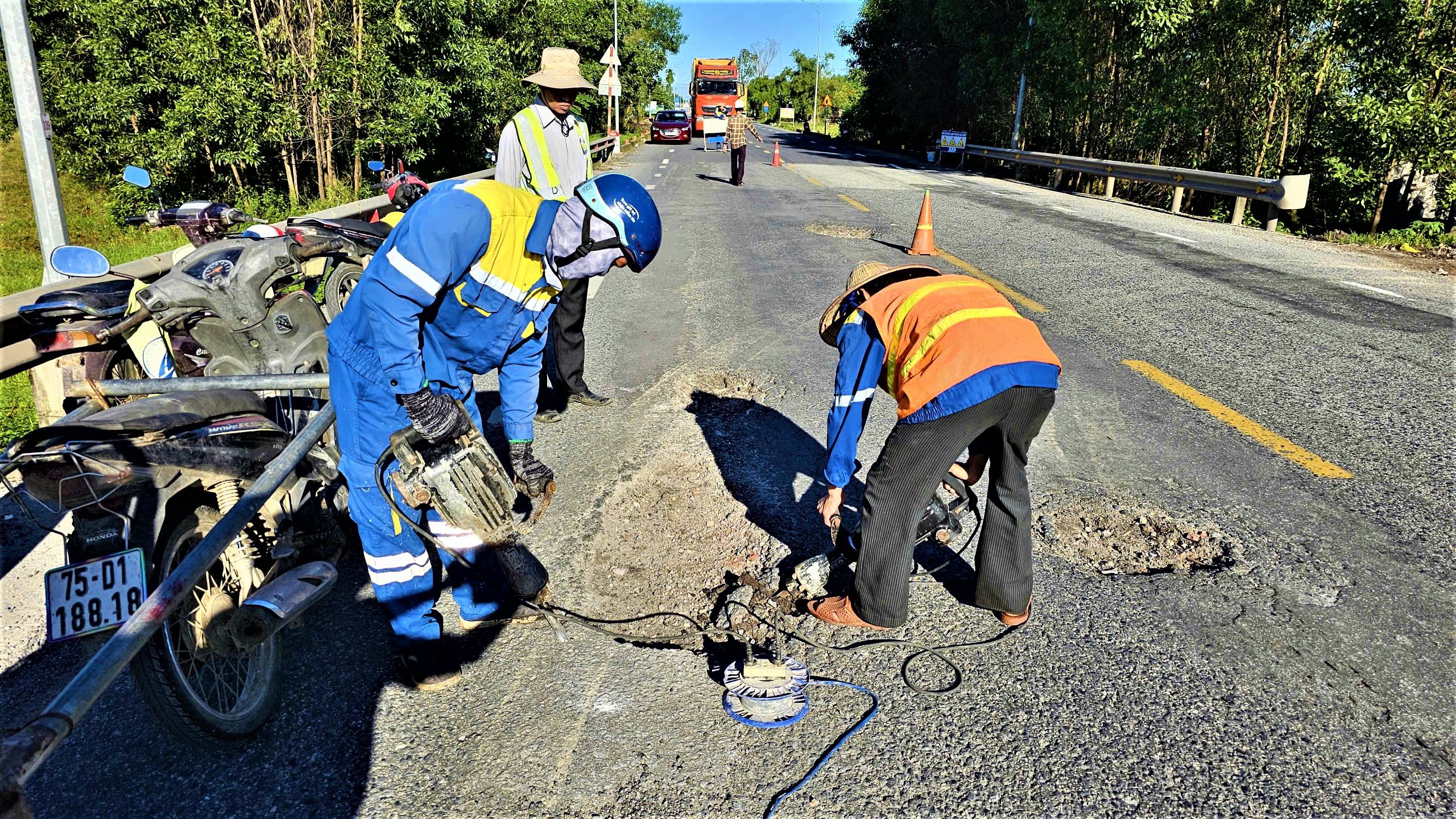 Huế: Tăng tốc sửa chữa mặt đường quốc lộ 1, đảm bảo giao th&ocirc;ng- Ảnh 4.