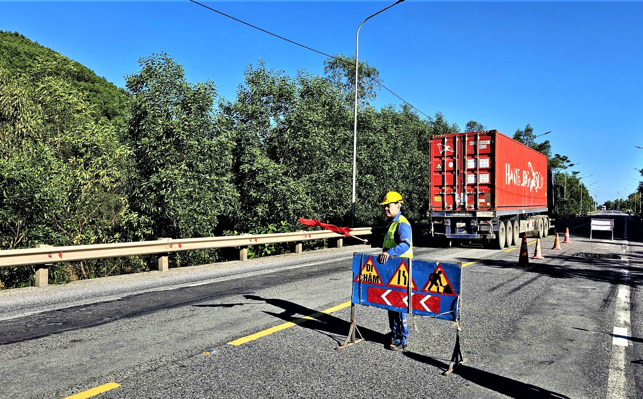 Huế: Tăng tốc sửa chữa mặt đường quốc lộ 1, đảm bảo giao th&ocirc;ng- Ảnh 2.