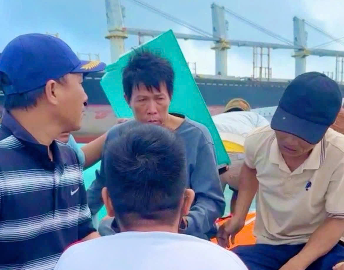 Cứu được 2 người tr&ecirc;n thuyền th&uacute;ng bị s&oacute;ng cuốn tr&ocirc;i ở L&yacute; Sơn- Ảnh 1.