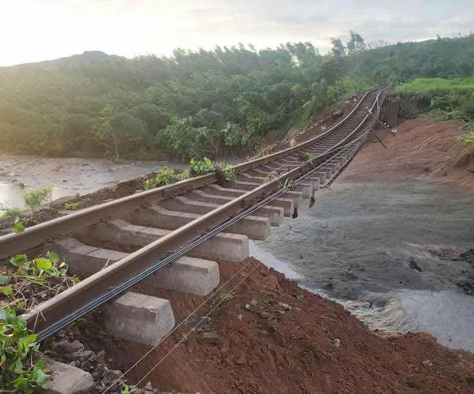 Hàng trăm công nhân nỗ lực khắc phục điểm xói lở ray đường sắt "treo lơ lửng" do bão số 13- Ảnh 8. Hàng trăm công nhân nỗ lực khắc phục điểm xói lở ray đường sắt "treo lơ lửng" do bão số 13- Ảnh 8.