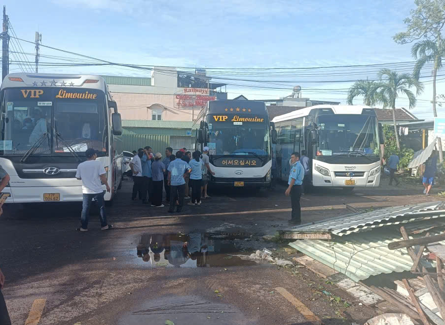 Hàng trăm công nhân nỗ lực khắc phục điểm xói lở ray đường sắt "treo lơ lửng" do bão số 13- Ảnh 9. Hàng trăm công nhân nỗ lực khắc phục điểm xói lở ray đường sắt "treo lơ lửng" do bão số 13- Ảnh 9.