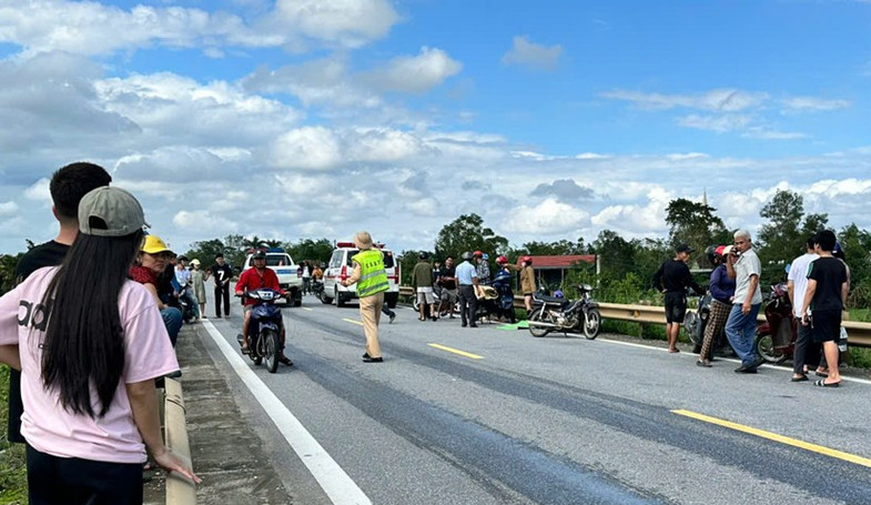 Va chạm giữa xe đầu kéo và xe máy điện, một phụ nữ tử vong tại chỗ- Ảnh 1. Va chạm giữa xe đầu kéo và xe máy điện, một phụ nữ tử vong tại chỗ- Ảnh 1.