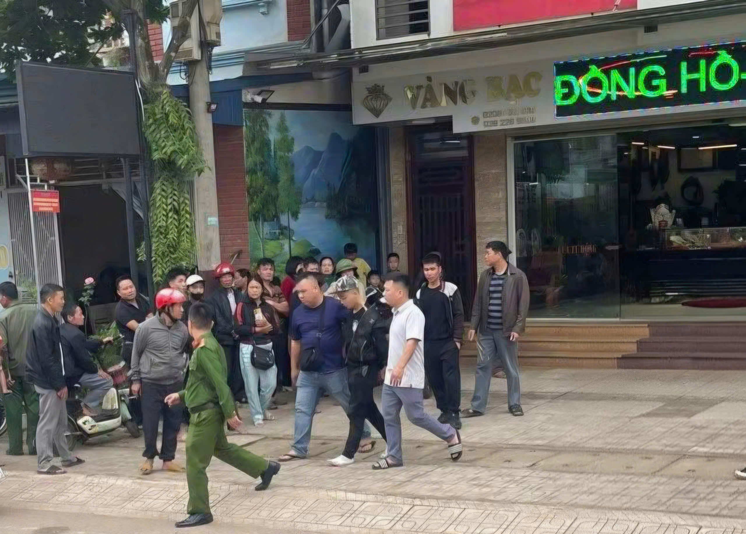 Thái Nguyên: Bất ngờ danh tính đối tượng cướp giật dây chuyền vàng tại xã Trại Cau - Ảnh 1. Thái Nguyên: Bất ngờ danh tính đối tượng cướp giật dây chuyền vàng tại xã Trại Cau - Ảnh 1.