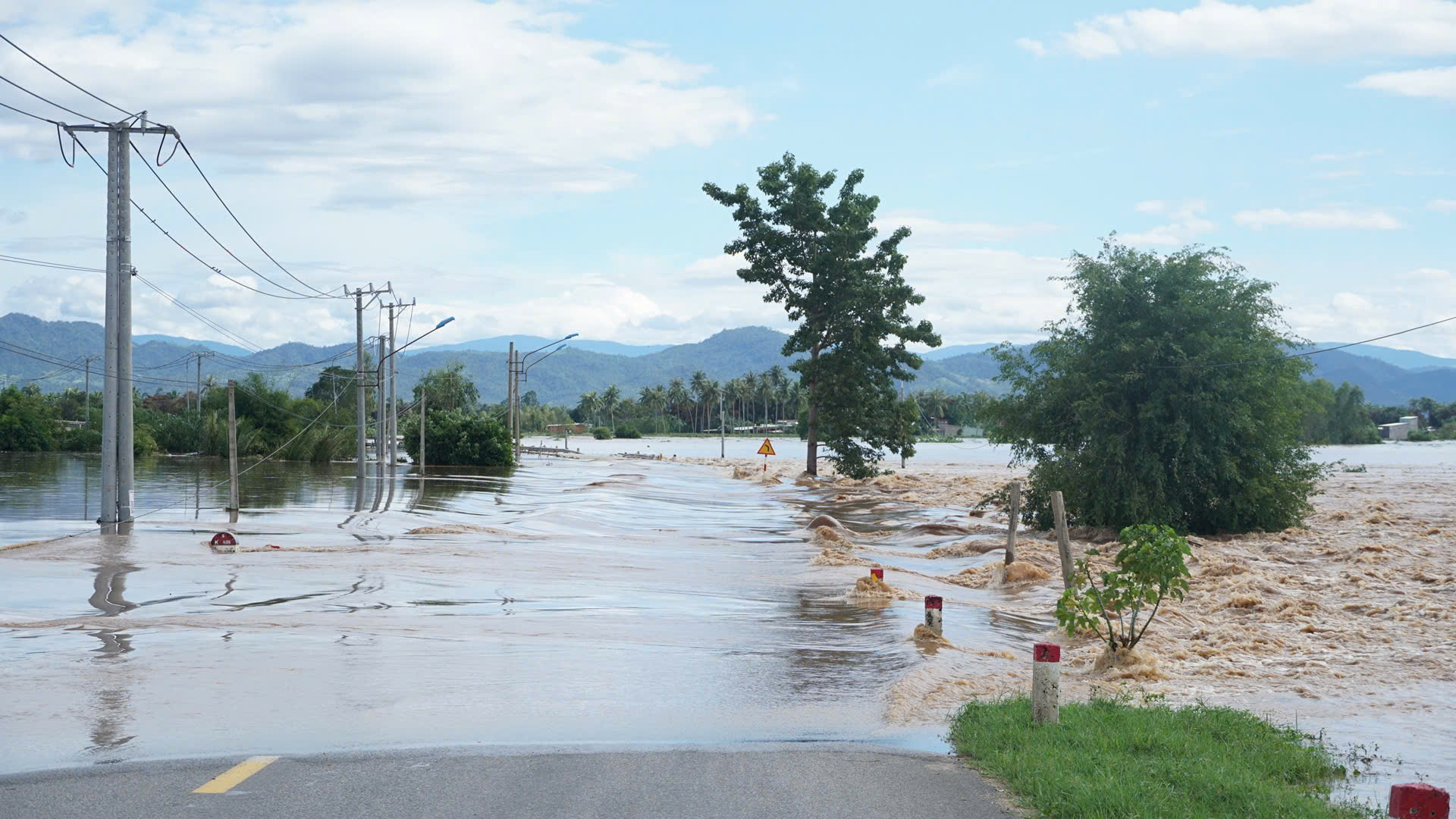 Hạ tầng đường Trường Sơn Đông qua Gia Lai thiệt hại nặng nề sau bão số 13- Ảnh 7. Hạ tầng đường Trường Sơn Đông qua Gia Lai thiệt hại nặng nề sau bão số 13- Ảnh 7.