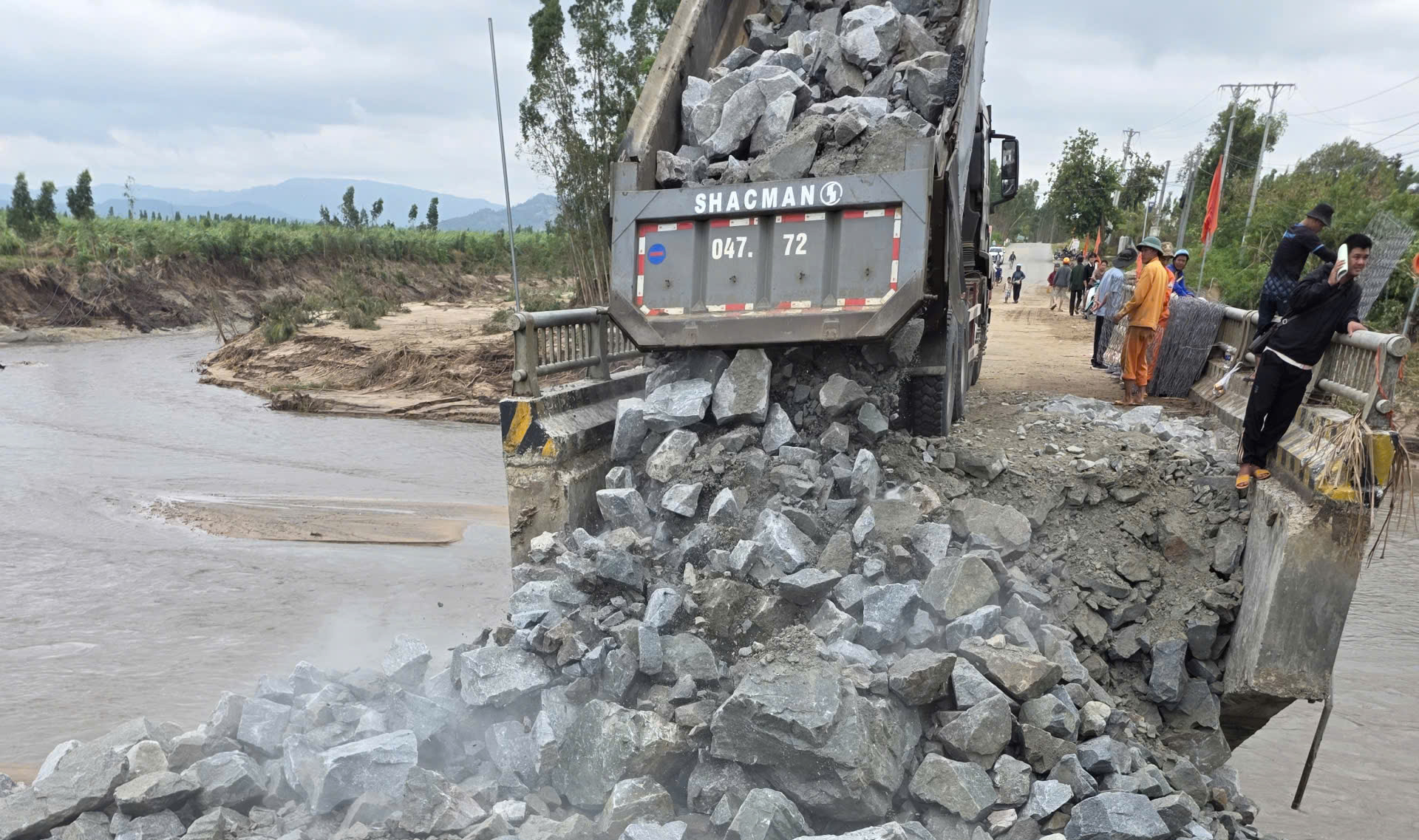 Hạ tầng đường Trường Sơn Đông qua Gia Lai thiệt hại nặng nề sau bão số 13- Ảnh 9. Hạ tầng đường Trường Sơn Đông qua Gia Lai thiệt hại nặng nề sau bão số 13- Ảnh 9.