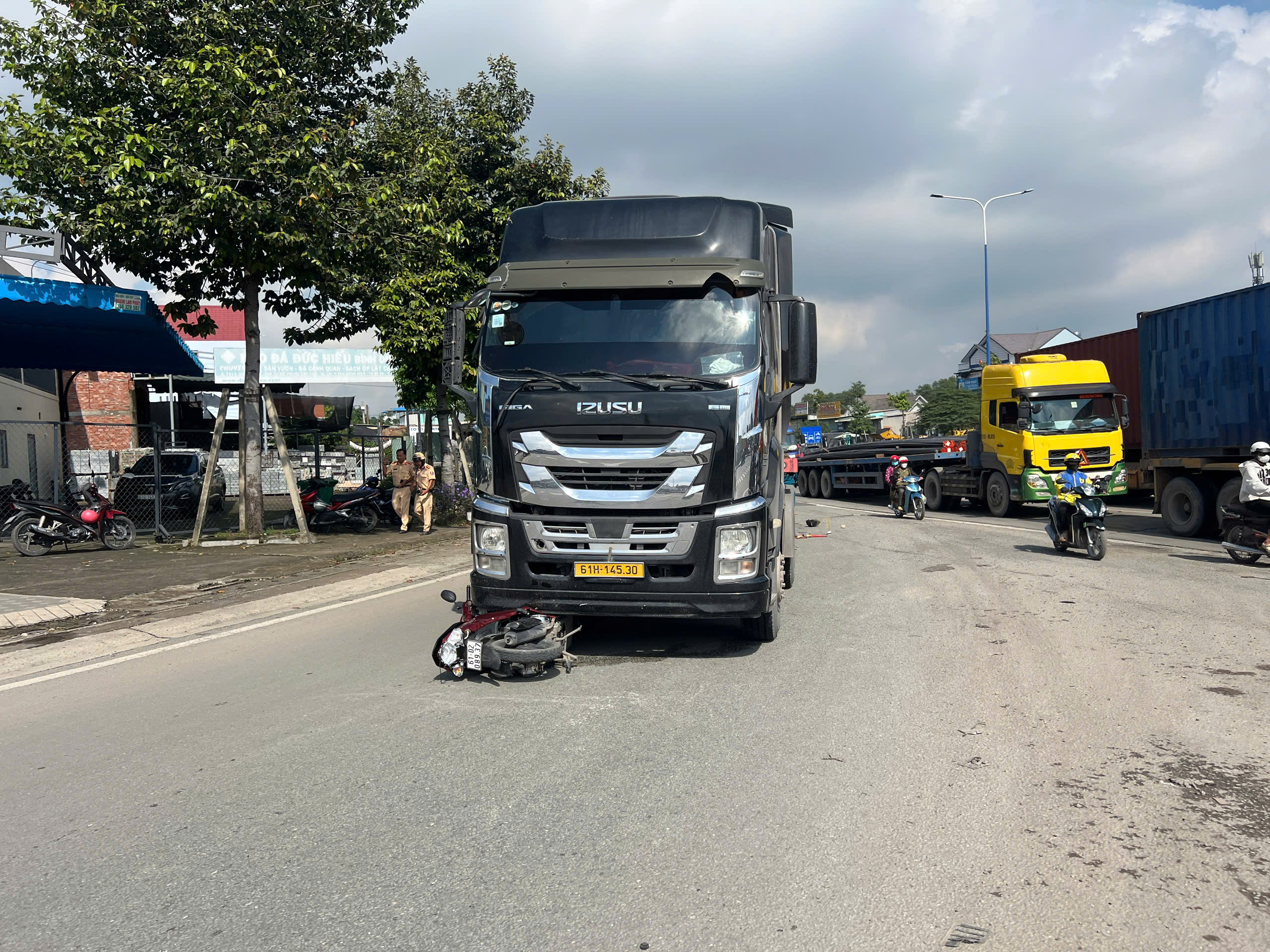 Xe đầu kéo va chạm xe máy, 3 người trong 1 gia đình tử vong thương tâm- Ảnh 1. Xe đầu kéo va chạm xe máy, 3 người trong 1 gia đình tử vong thương tâm- Ảnh 1.