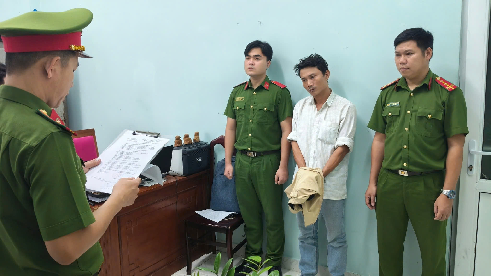 Bắt cựu c&aacute;n bộ Văn ph&ograve;ng đăng k&yacute; đất đai ở Đ&agrave; Nẵng l&agrave;m giả sổ đỏ- Ảnh 1.