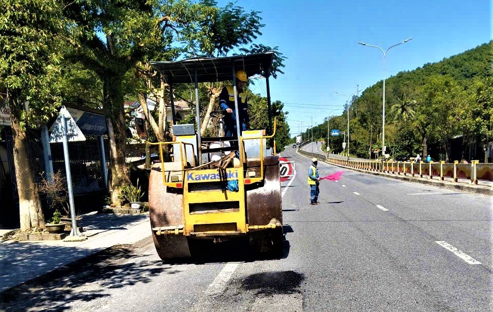 Huế: Tăng tốc sửa chữa mặt đường quốc lộ 1, đảm bảo giao th&ocirc;ng- Ảnh 15.