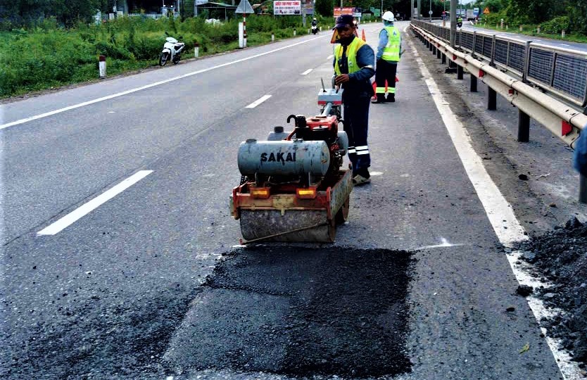 Huế: Tăng tốc sửa chữa mặt đường quốc lộ 1, đảm bảo giao th&ocirc;ng- Ảnh 7.