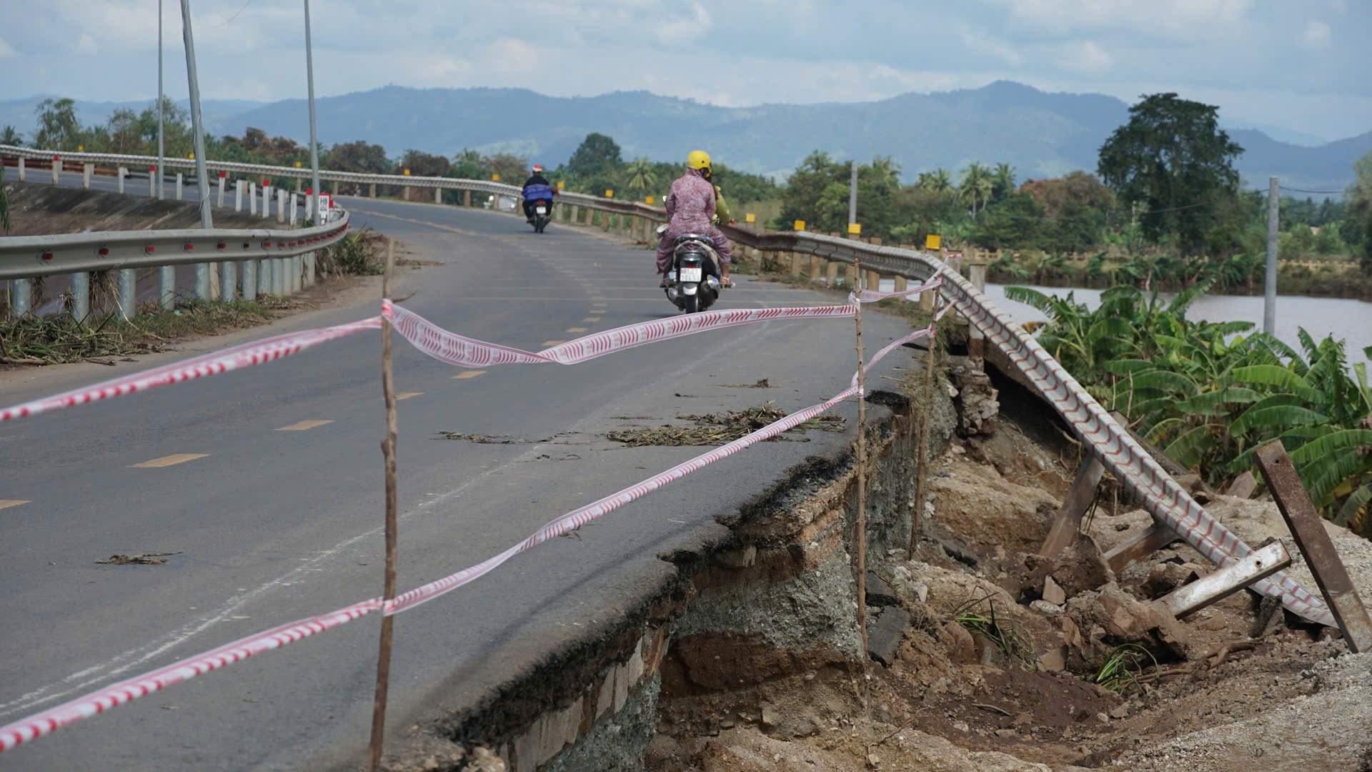 Hạ tầng đường Trường Sơn Đông qua Gia Lai thiệt hại nặng nề sau bão số 13- Ảnh 1. Hạ tầng đường Trường Sơn Đông qua Gia Lai thiệt hại nặng nề sau bão số 13- Ảnh 1.