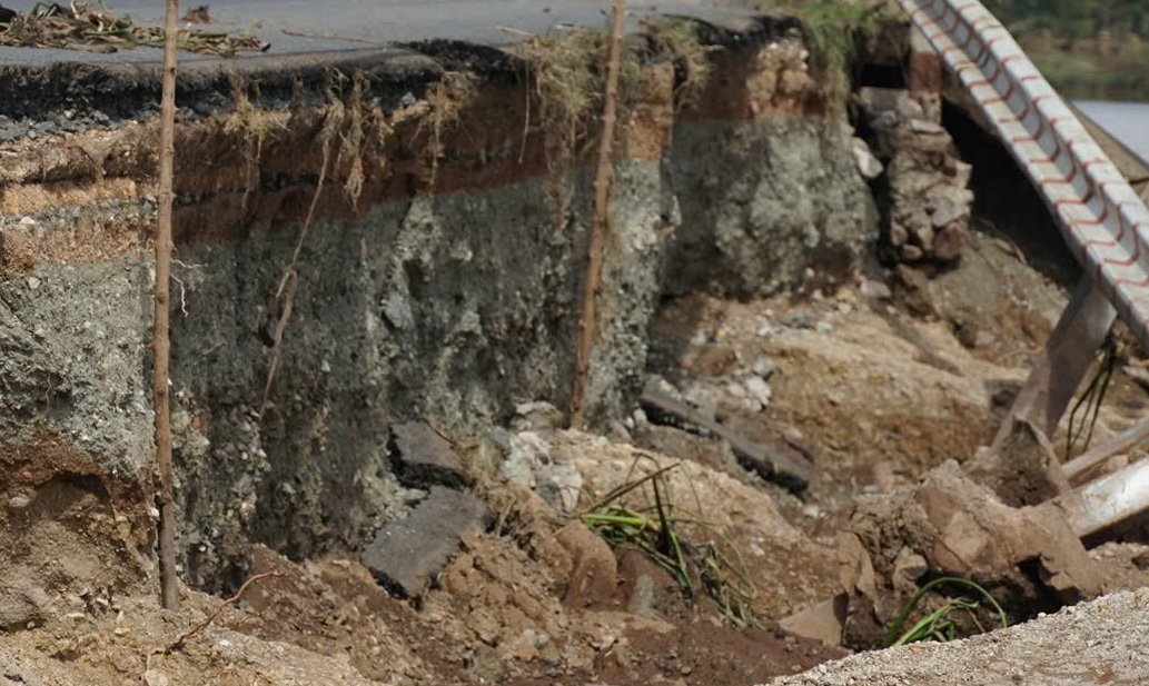 Hạ tầng đường Trường Sơn Đông qua Gia Lai thiệt hại nặng nề sau bão số 13- Ảnh 2. Hạ tầng đường Trường Sơn Đông qua Gia Lai thiệt hại nặng nề sau bão số 13- Ảnh 2.