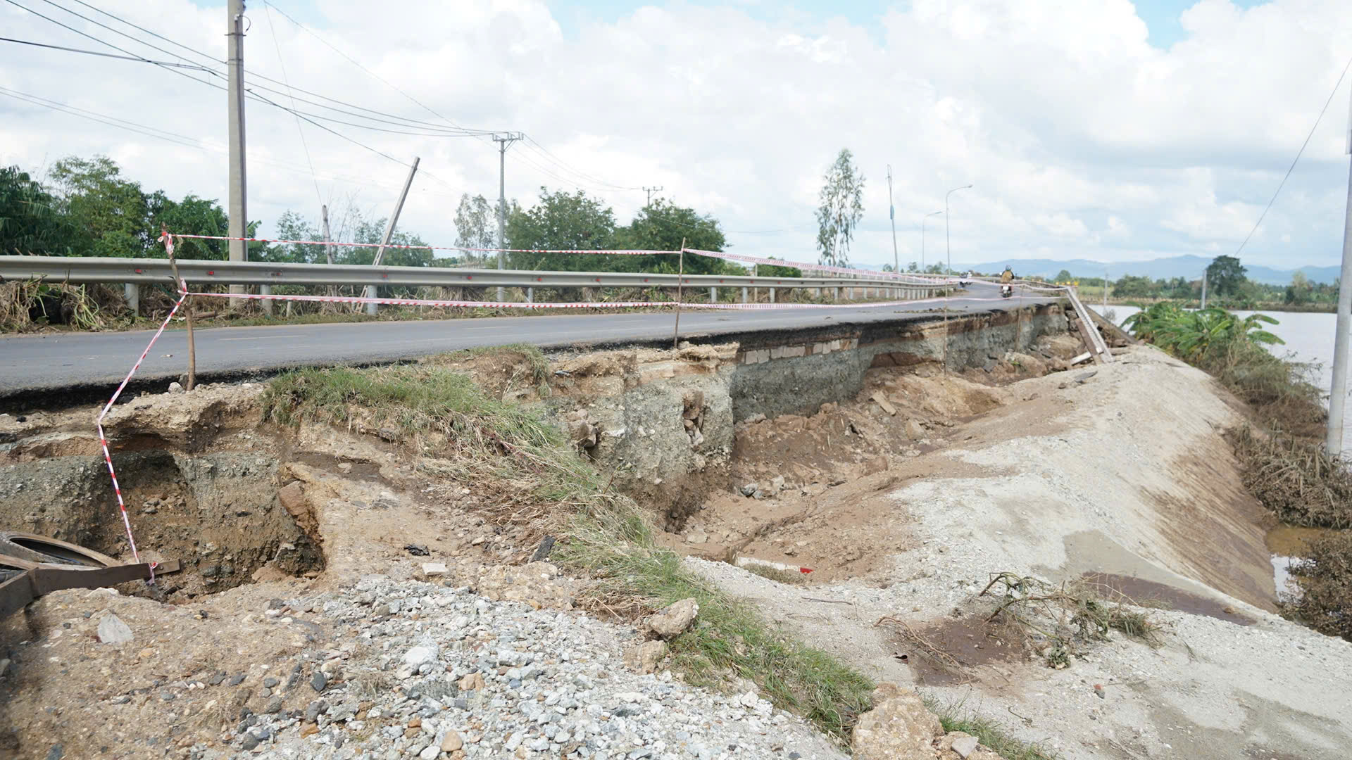 Hạ tầng đường Trường Sơn Đông qua Gia Lai thiệt hại nặng nề sau bão số 13- Ảnh 3. Hạ tầng đường Trường Sơn Đông qua Gia Lai thiệt hại nặng nề sau bão số 13- Ảnh 3.