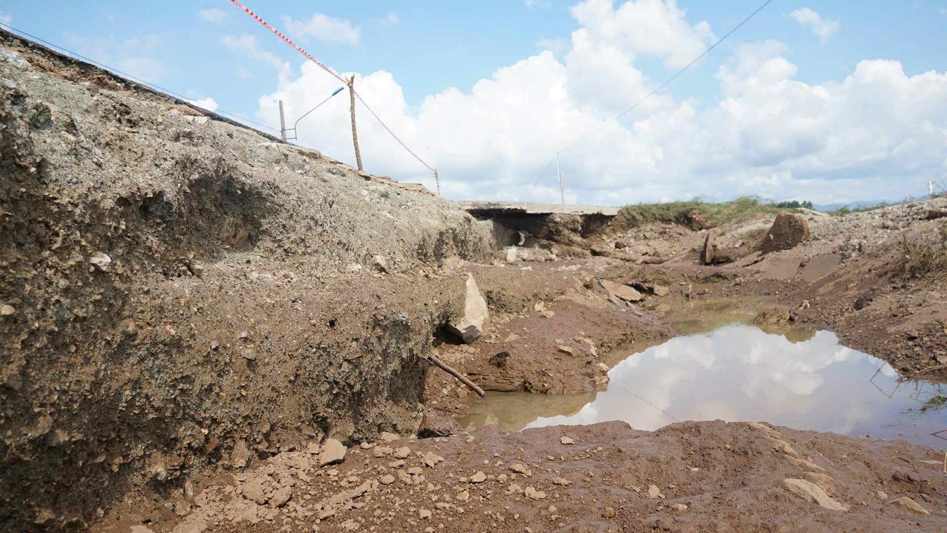 Hạ tầng đường Trường Sơn Đông qua Gia Lai thiệt hại nặng nề sau bão số 13- Ảnh 4. Hạ tầng đường Trường Sơn Đông qua Gia Lai thiệt hại nặng nề sau bão số 13- Ảnh 4.