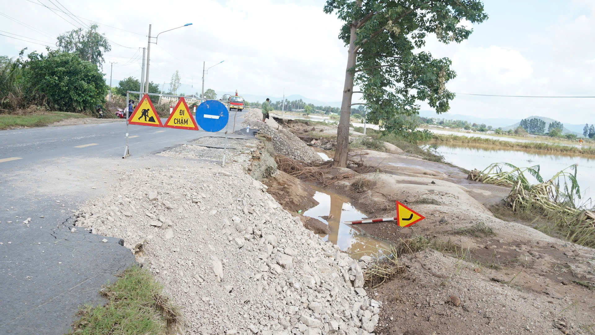 Hạ tầng đường Trường Sơn Đông qua Gia Lai thiệt hại nặng nề sau bão số 13- Ảnh 6. Hạ tầng đường Trường Sơn Đông qua Gia Lai thiệt hại nặng nề sau bão số 13- Ảnh 6.
