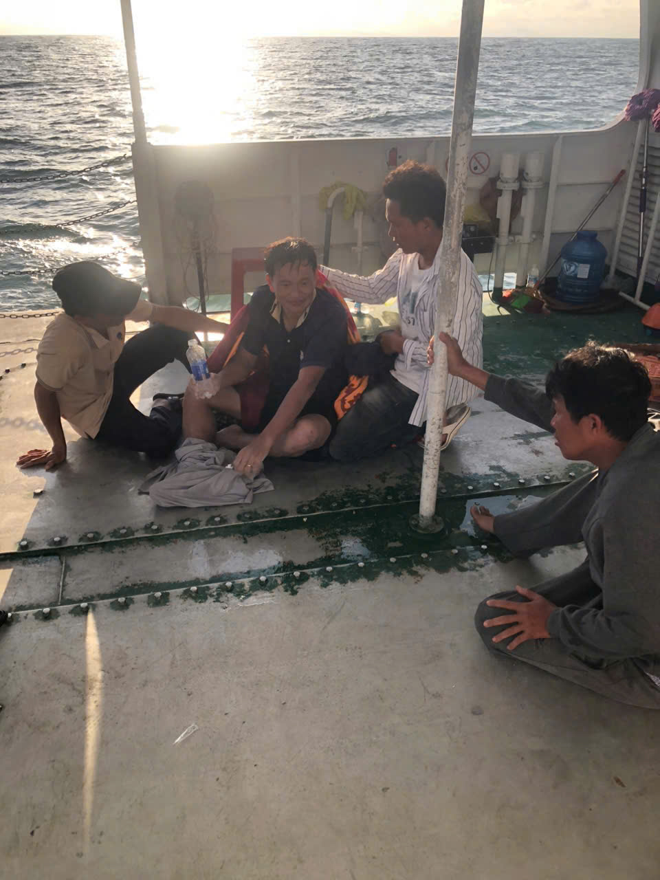 Cứu sống cả ba người tr&ocirc;i dạt hai ng&agrave;y tr&ecirc;n v&ugrave;ng biển L&yacute; Sơn- Ảnh 1.