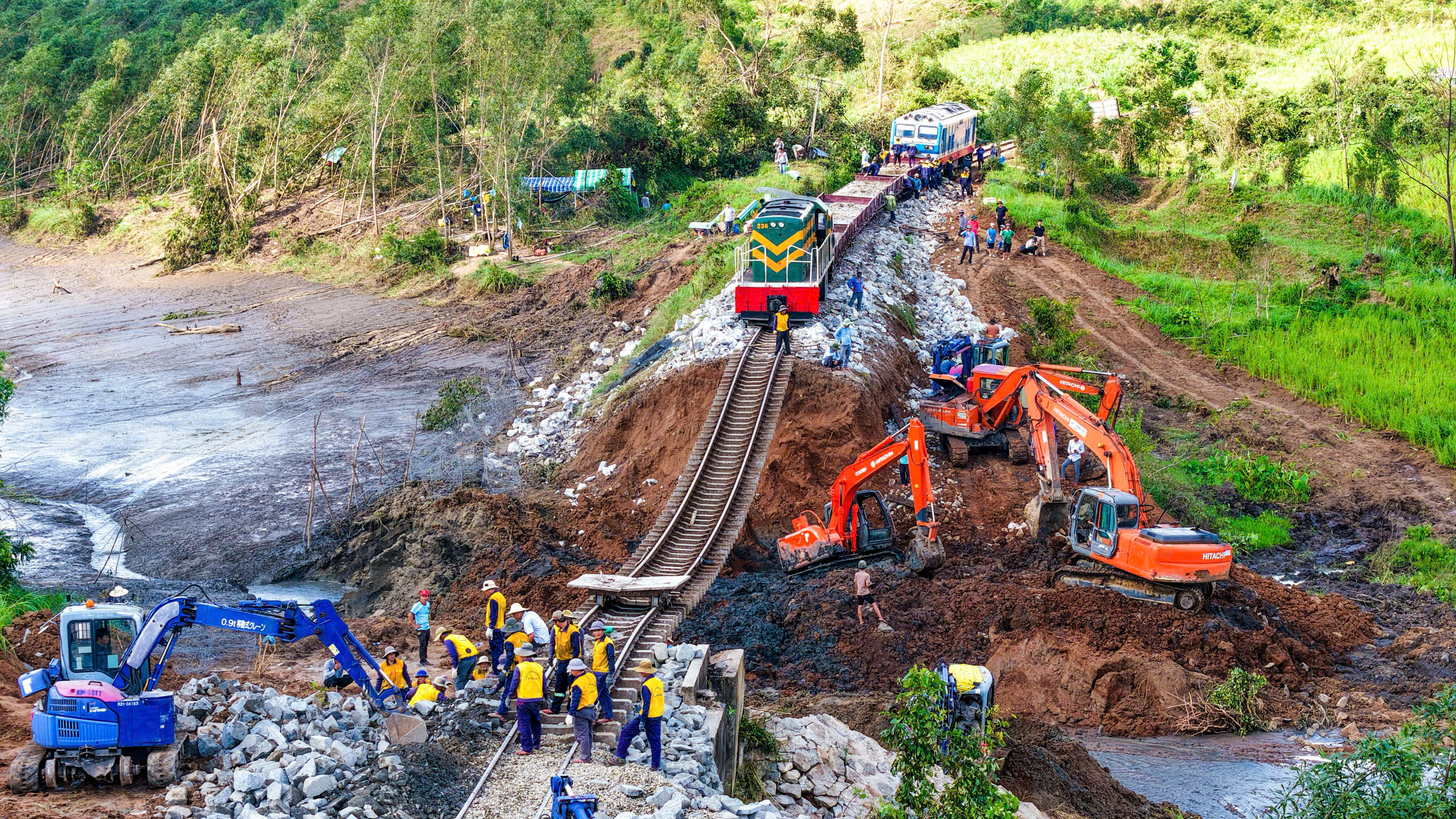 Hàng trăm công nhân nỗ lực khắc phục điểm xói lở ray đường sắt "treo lơ lửng" do bão số 13- Ảnh 7. Hàng trăm công nhân nỗ lực khắc phục điểm xói lở ray đường sắt "treo lơ lửng" do bão số 13- Ảnh 7.