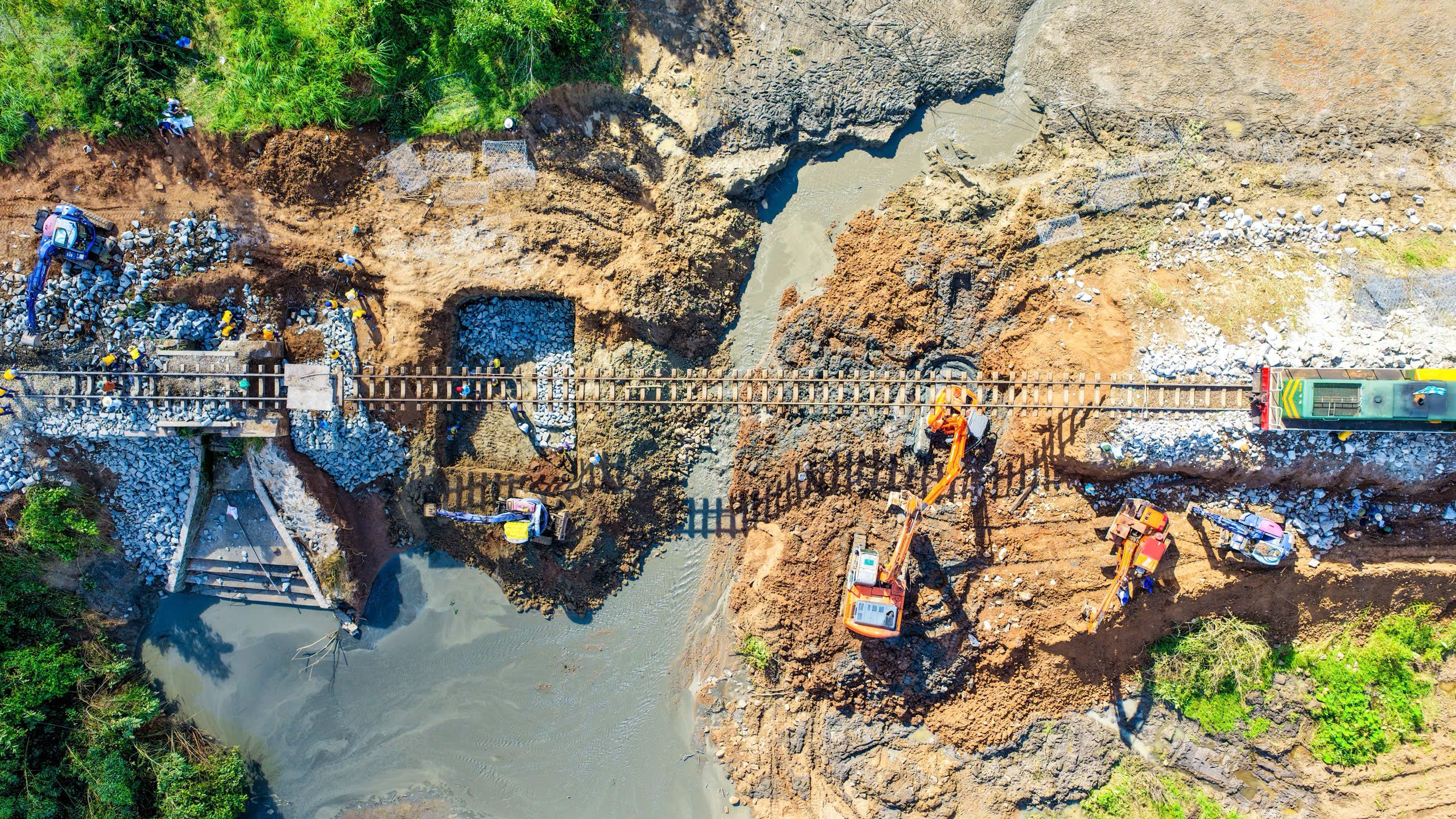 Hàng trăm công nhân nỗ lực khắc phục điểm xói lở ray đường sắt "treo lơ lửng" do bão số 13- Ảnh 5. Hàng trăm công nhân nỗ lực khắc phục điểm xói lở ray đường sắt "treo lơ lửng" do bão số 13- Ảnh 5.