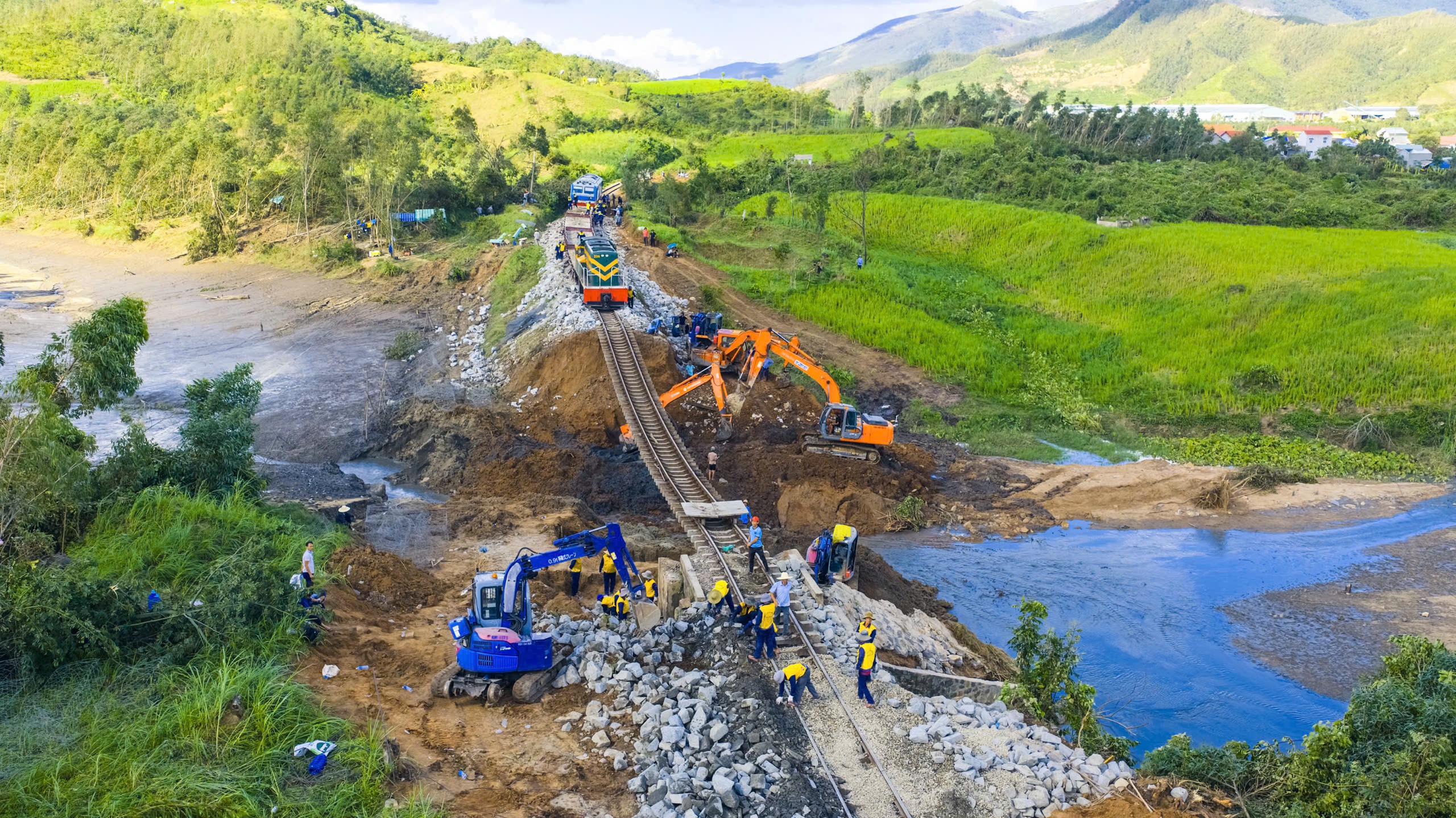Hàng trăm công nhân nỗ lực khắc phục điểm xói lở ray đường sắt "treo lơ lửng" do bão số 13- Ảnh 4. Hàng trăm công nhân nỗ lực khắc phục điểm xói lở ray đường sắt "treo lơ lửng" do bão số 13- Ảnh 4.