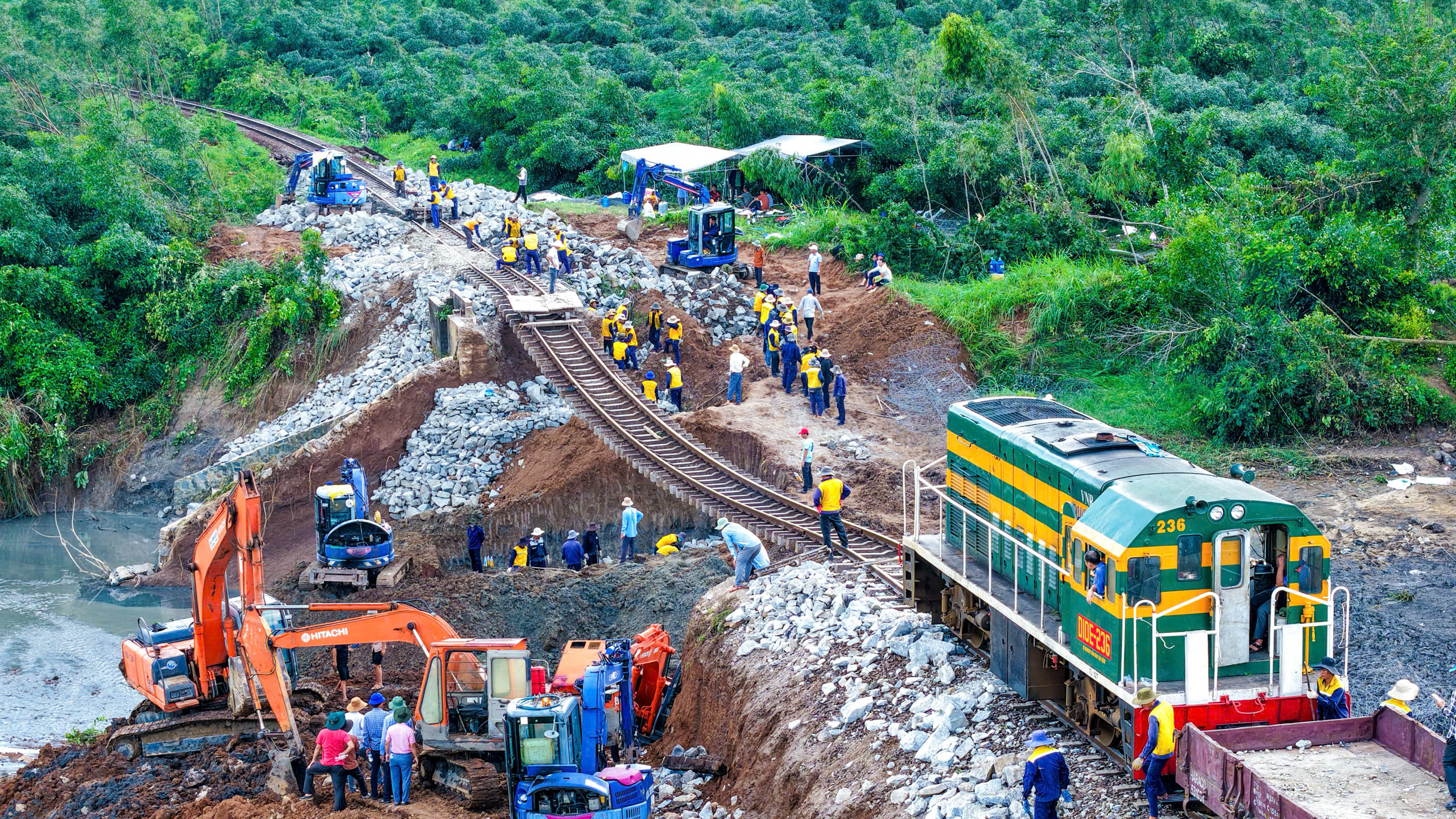 Hàng trăm công nhân nỗ lực khắc phục điểm xói lở ray đường sắt "treo lơ lửng" do bão số 13- Ảnh 3. Hàng trăm công nhân nỗ lực khắc phục điểm xói lở ray đường sắt "treo lơ lửng" do bão số 13- Ảnh 3.
