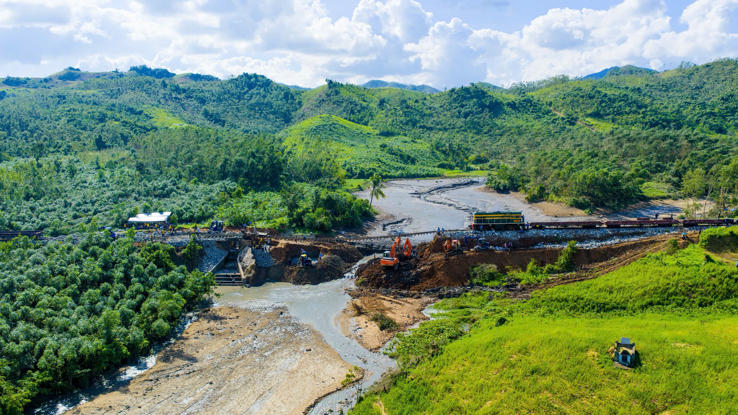 Hàng trăm công nhân nỗ lực khắc phục điểm xói lở ray đường sắt "treo lơ lửng" do bão số 13- Ảnh 1. Hàng trăm công nhân nỗ lực khắc phục điểm xói lở ray đường sắt "treo lơ lửng" do bão số 13- Ảnh 1.