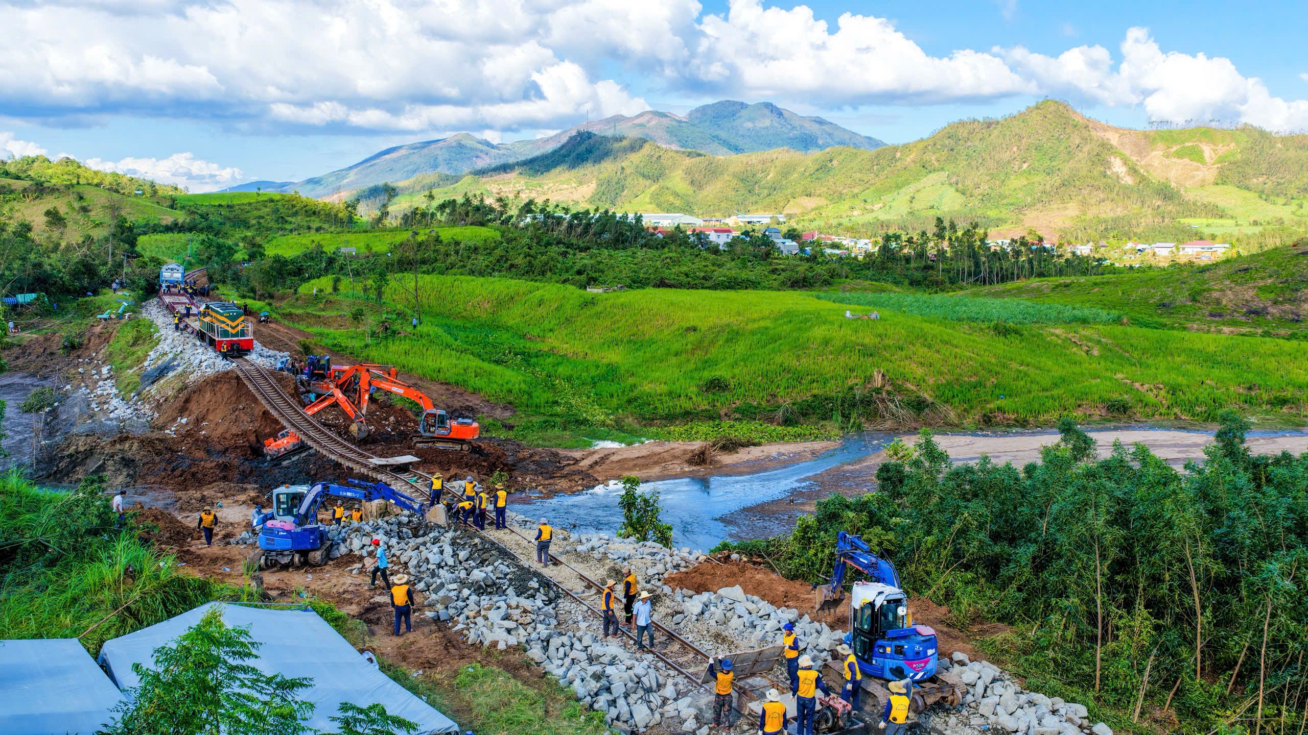 Hàng trăm công nhân nỗ lực khắc phục điểm xói lở ray đường sắt "treo lơ lửng" do bão số 13- Ảnh 2. Hàng trăm công nhân nỗ lực khắc phục điểm xói lở ray đường sắt "treo lơ lửng" do bão số 13- Ảnh 2.