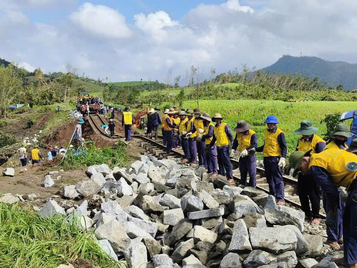 Hàng trăm công nhân nỗ lực khắc phục điểm xói lở ray đường sắt "treo lơ lửng" do bão số 13- Ảnh 6. Hàng trăm công nhân nỗ lực khắc phục điểm xói lở ray đường sắt "treo lơ lửng" do bão số 13- Ảnh 6.