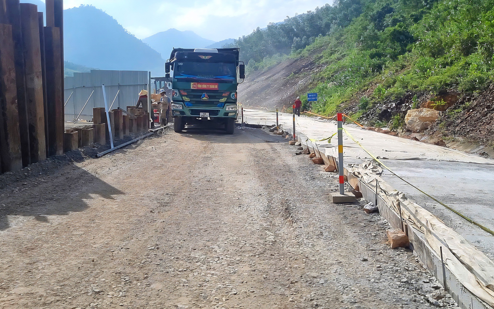 Hình ảnh ngày đầu cao tốc La Sơn - Hòa Liên thông xe sau sạt lở- Ảnh 18. Tạm cấm xe khách, xe tải trên 6 trục lưu thông cao tốc La Sơn - Hòa Liên