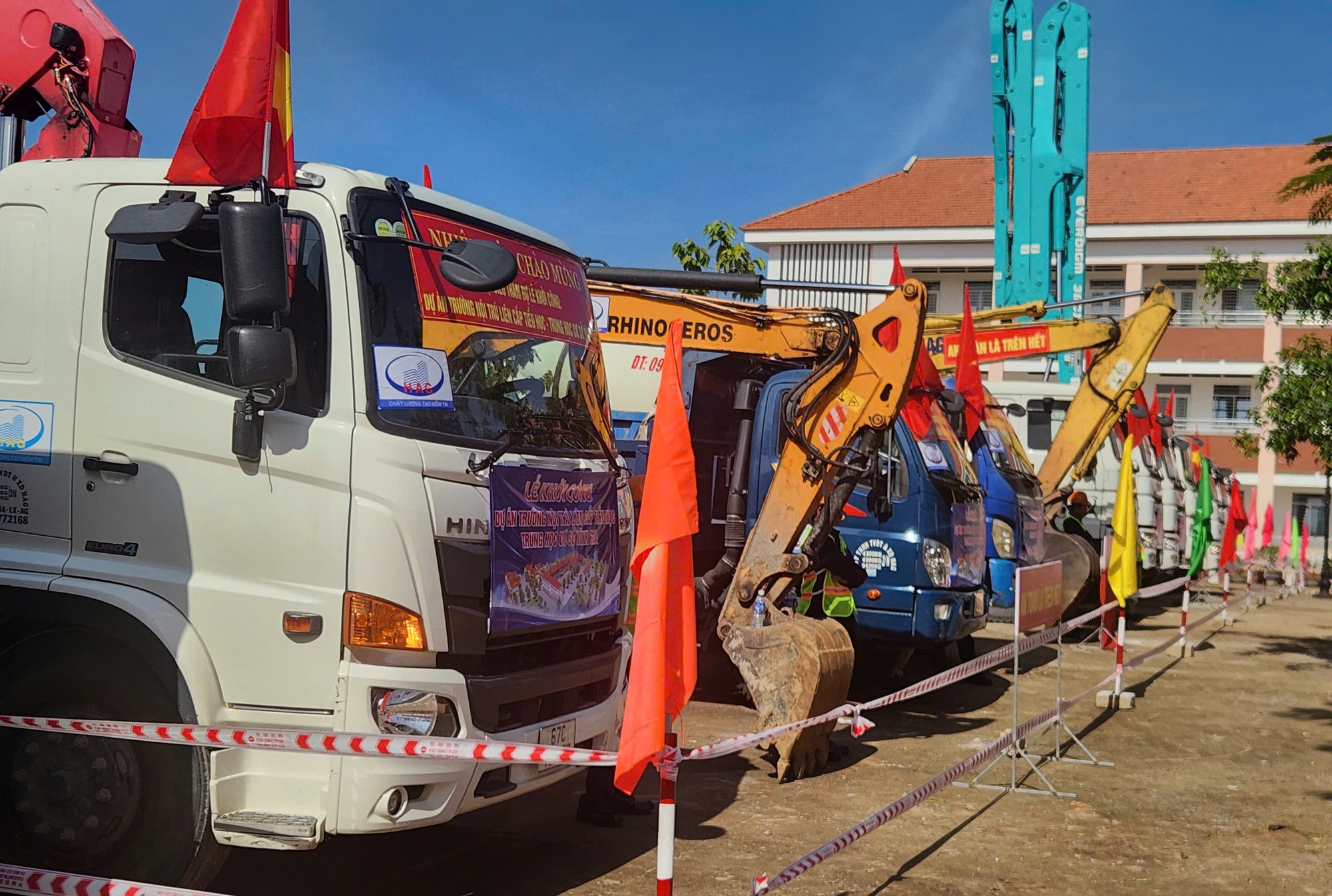 Thủ tướng, c&aacute;c Ph&oacute; thủ tướng, Bộ trưởng dự lễ khởi c&ocirc;ng 72 trường học v&ugrave;ng bi&ecirc;n- Ảnh 14.