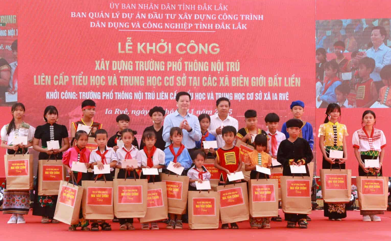 Thủ tướng, c&aacute;c Ph&oacute; thủ tướng, Bộ trưởng dự lễ khởi c&ocirc;ng 72 trường học v&ugrave;ng bi&ecirc;n- Ảnh 10.