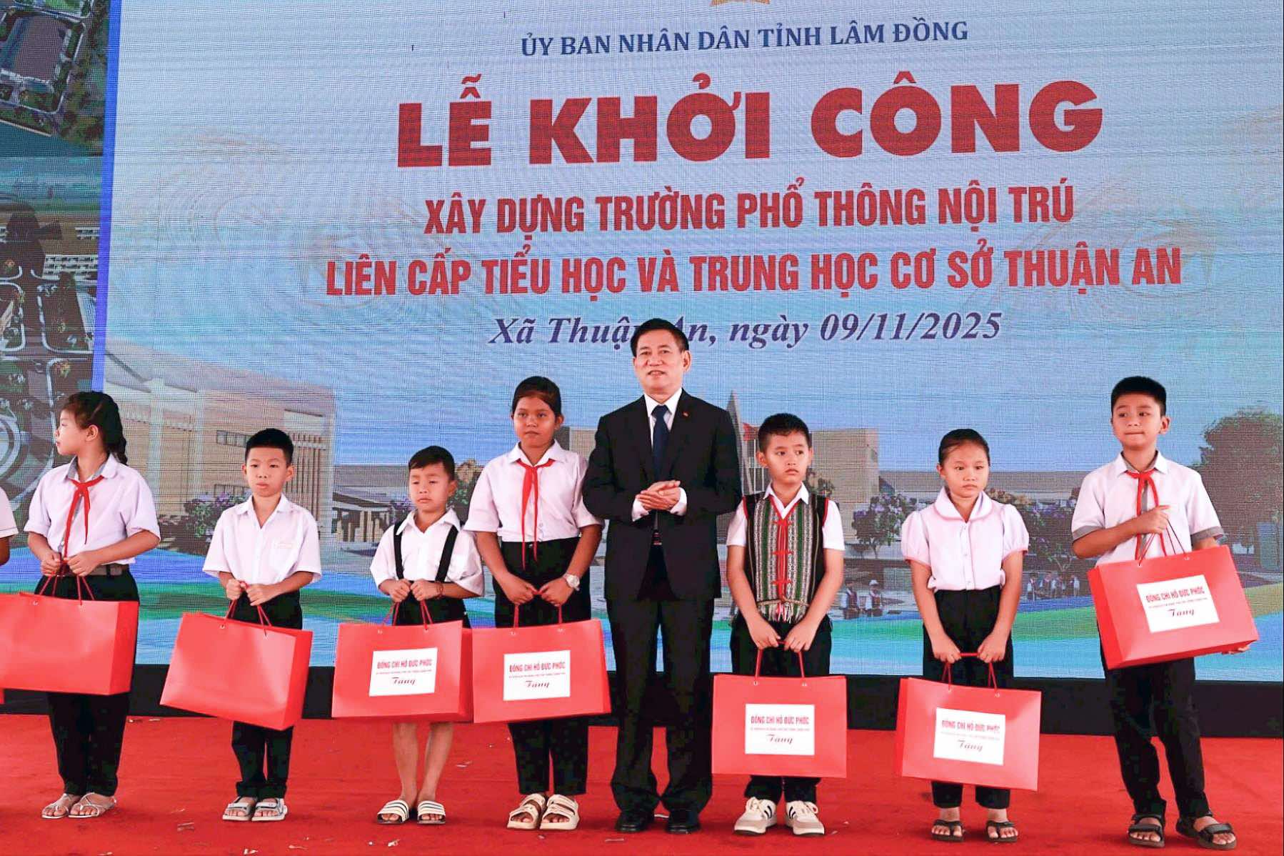Thủ tướng, c&aacute;c Ph&oacute; thủ tướng, Bộ trưởng dự lễ khởi c&ocirc;ng 72 trường học v&ugrave;ng bi&ecirc;n- Ảnh 12.