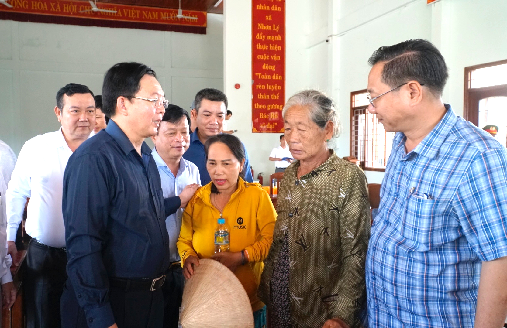 Ph&oacute; Thủ tướng Hồ Quốc Dũng động vi&ecirc;n người d&acirc;n Gia Lai vượt qua hoang t&agrave;n sau b&atilde;o- Ảnh 9.