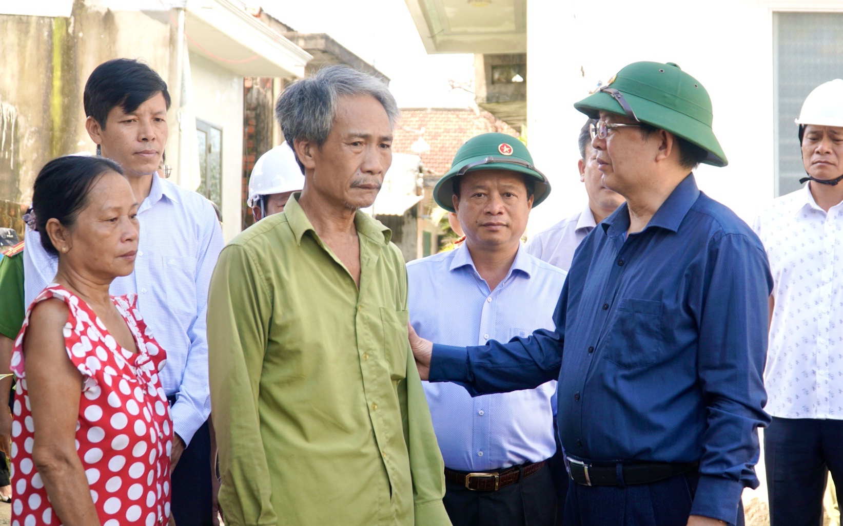 Ph&oacute; Thủ tướng Hồ Quốc Dũng động vi&ecirc;n người d&acirc;n Gia Lai vượt qua hoang t&agrave;n sau b&atilde;o