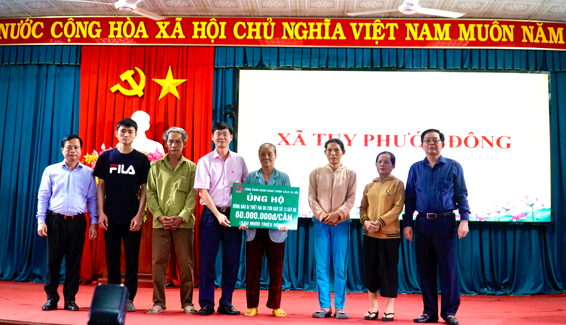 Ph&oacute; Thủ tướng Hồ Quốc Dũng động vi&ecirc;n người d&acirc;n Gia Lai vượt qua hoang t&agrave;n sau b&atilde;o- Ảnh 13.
