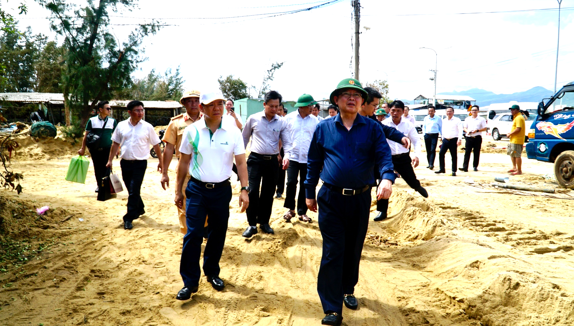 Ph&oacute; Thủ tướng Hồ Quốc Dũng động vi&ecirc;n người d&acirc;n Gia Lai vượt qua hoang t&agrave;n sau b&atilde;o- Ảnh 1.