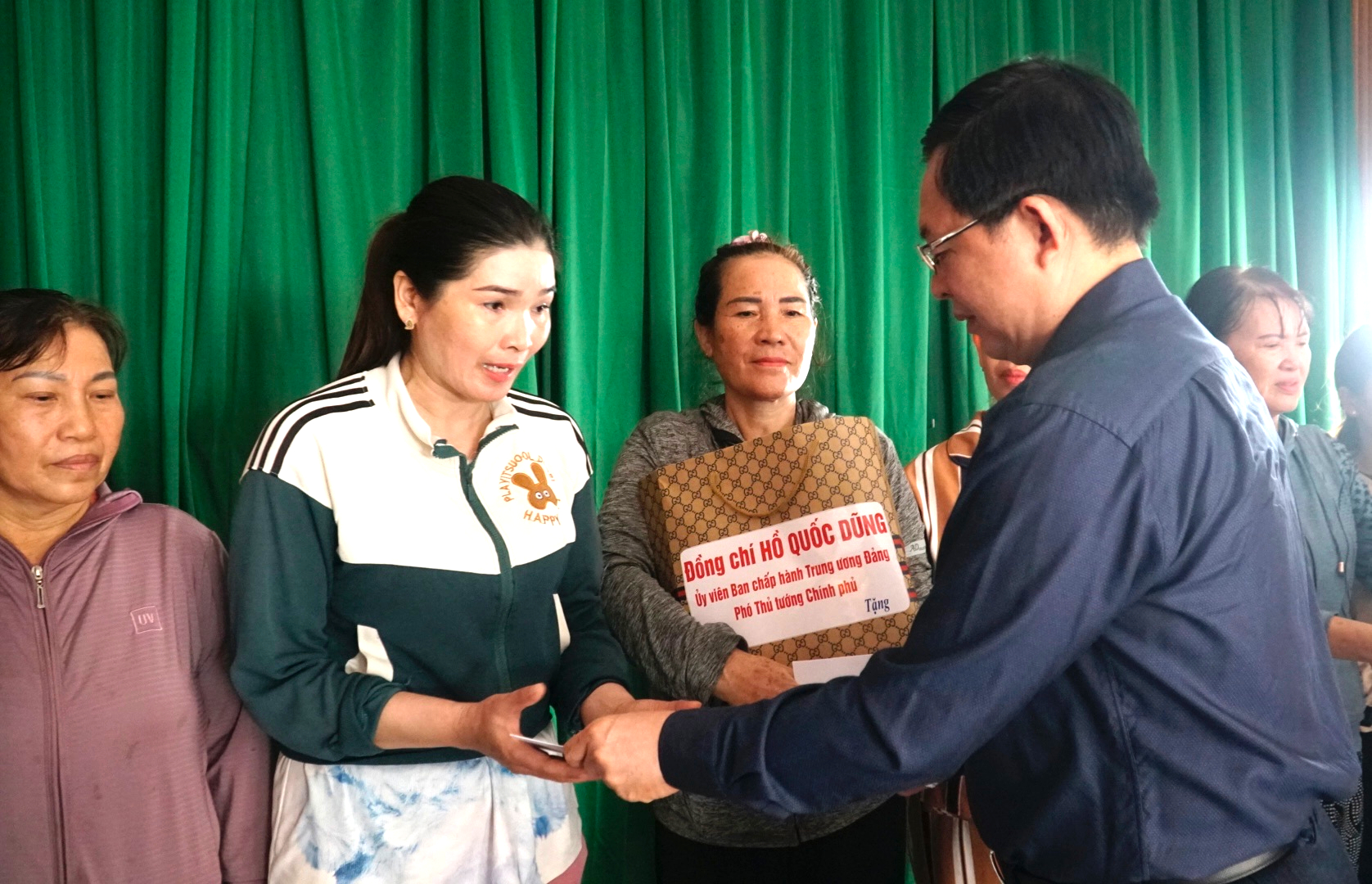 Ph&oacute; Thủ tướng Hồ Quốc Dũng động vi&ecirc;n người d&acirc;n Gia Lai vượt qua hoang t&agrave;n sau b&atilde;o- Ảnh 11.