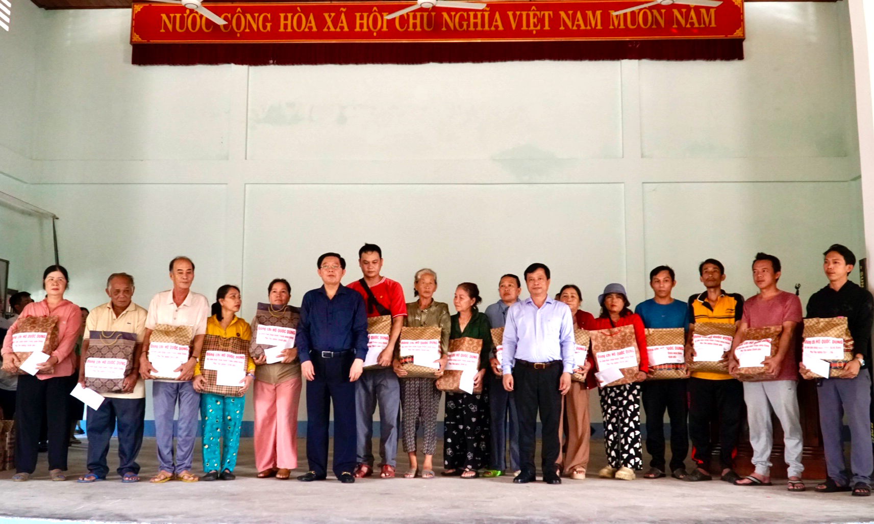 Ph&oacute; Thủ tướng Hồ Quốc Dũng động vi&ecirc;n người d&acirc;n Gia Lai vượt qua hoang t&agrave;n sau b&atilde;o- Ảnh 4.