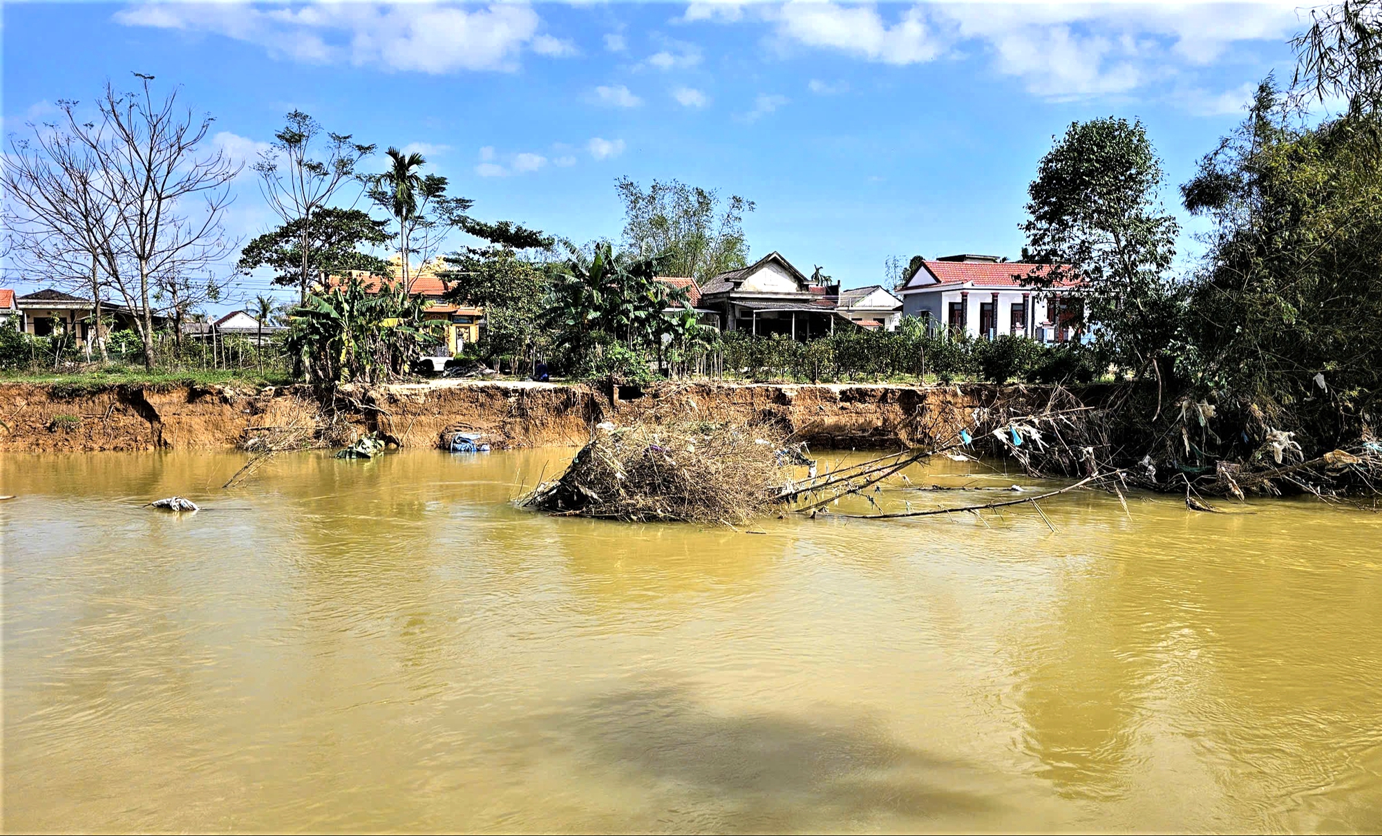 Huế: Sạt lở lấn s&acirc;u v&agrave;o bờ hơn 3m, người d&acirc;n sống trong sợ h&atilde;i b&ecirc;n s&ocirc;ng R&agrave;o C&ugrave;ng- Ảnh 8.