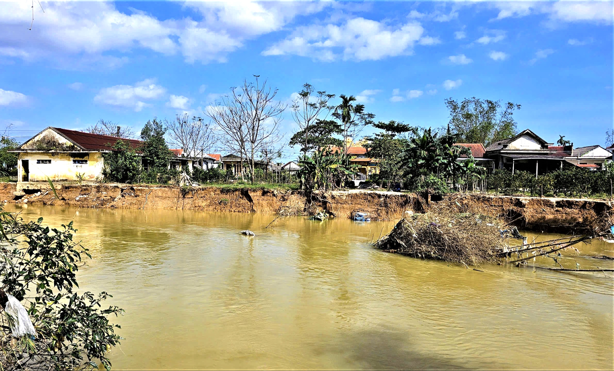 Huế: Sạt lở lấn s&acirc;u v&agrave;o bờ hơn 3m, người d&acirc;n sống trong sợ h&atilde;i b&ecirc;n s&ocirc;ng R&agrave;o C&ugrave;ng- Ảnh 12.