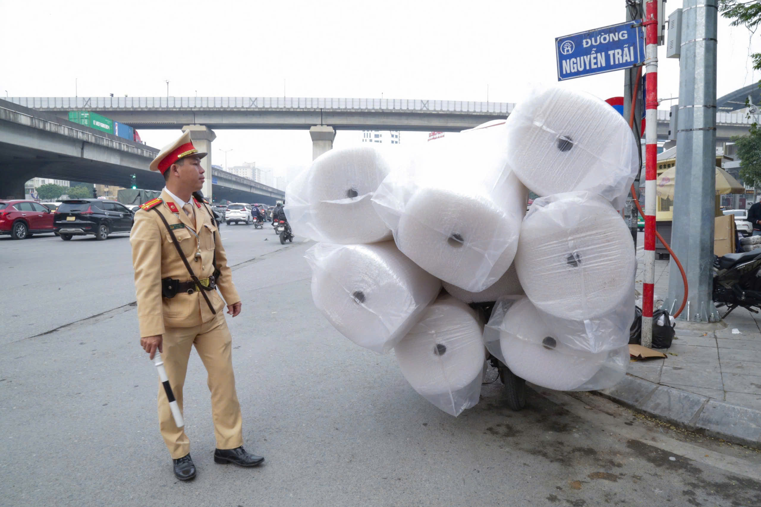 H&agrave; Nội tăng cường xử l&yacute; xe chở qu&aacute; khổ, qu&aacute; tải dịp cuối năm- Ảnh 1.