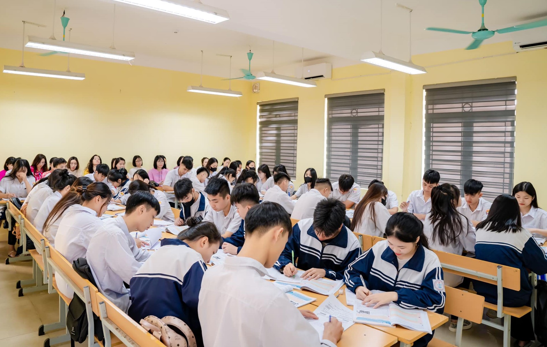 Đề xuất thêm hạng cao cấp cho giáo viên giáo dục thường xuyên- Ảnh 1. Đề xuất thêm hạng cao cấp cho giáo viên giáo dục thường xuyên- Ảnh 1.