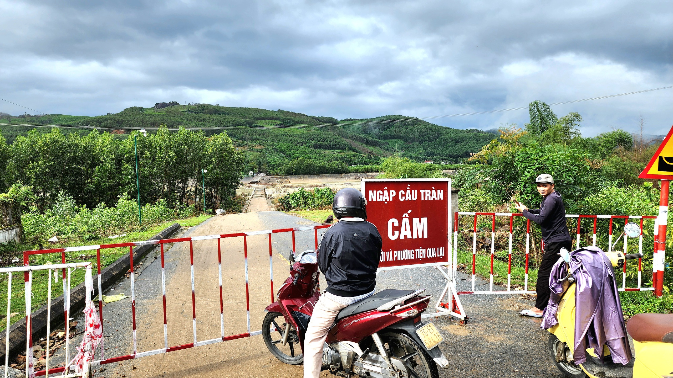 Lũ cuốn tr&ocirc;i mố v&agrave; nhịp cầu ở Quảng Ng&atilde;i, giao th&ocirc;ng tr&ecirc;n tỉnh lộ 623B t&ecirc; liệt- Ảnh 6.
