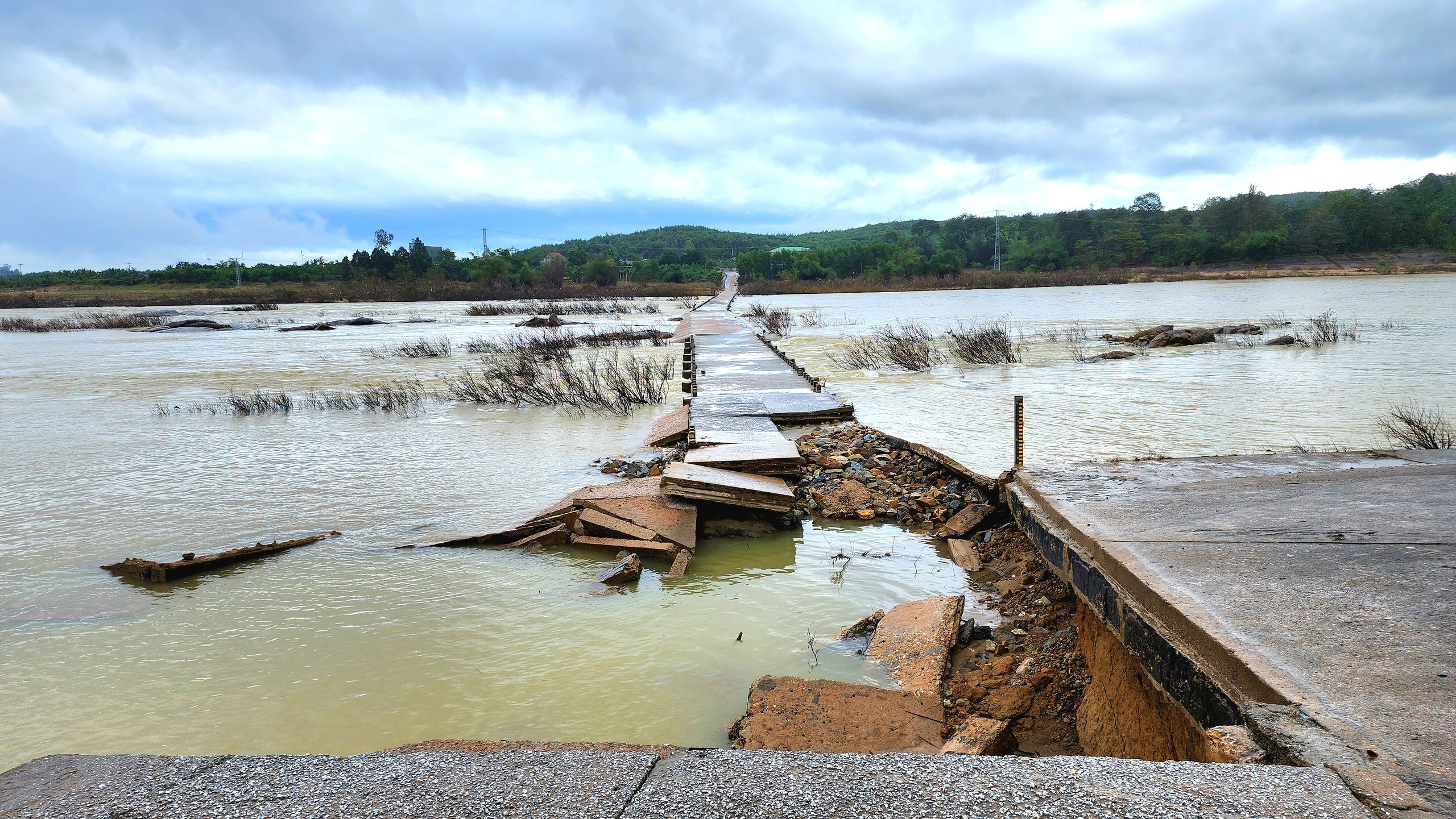 Lũ cuốn tr&ocirc;i mố v&agrave; nhịp cầu ở Quảng Ng&atilde;i, giao th&ocirc;ng tr&ecirc;n tỉnh lộ 623B t&ecirc; liệt- Ảnh 13.