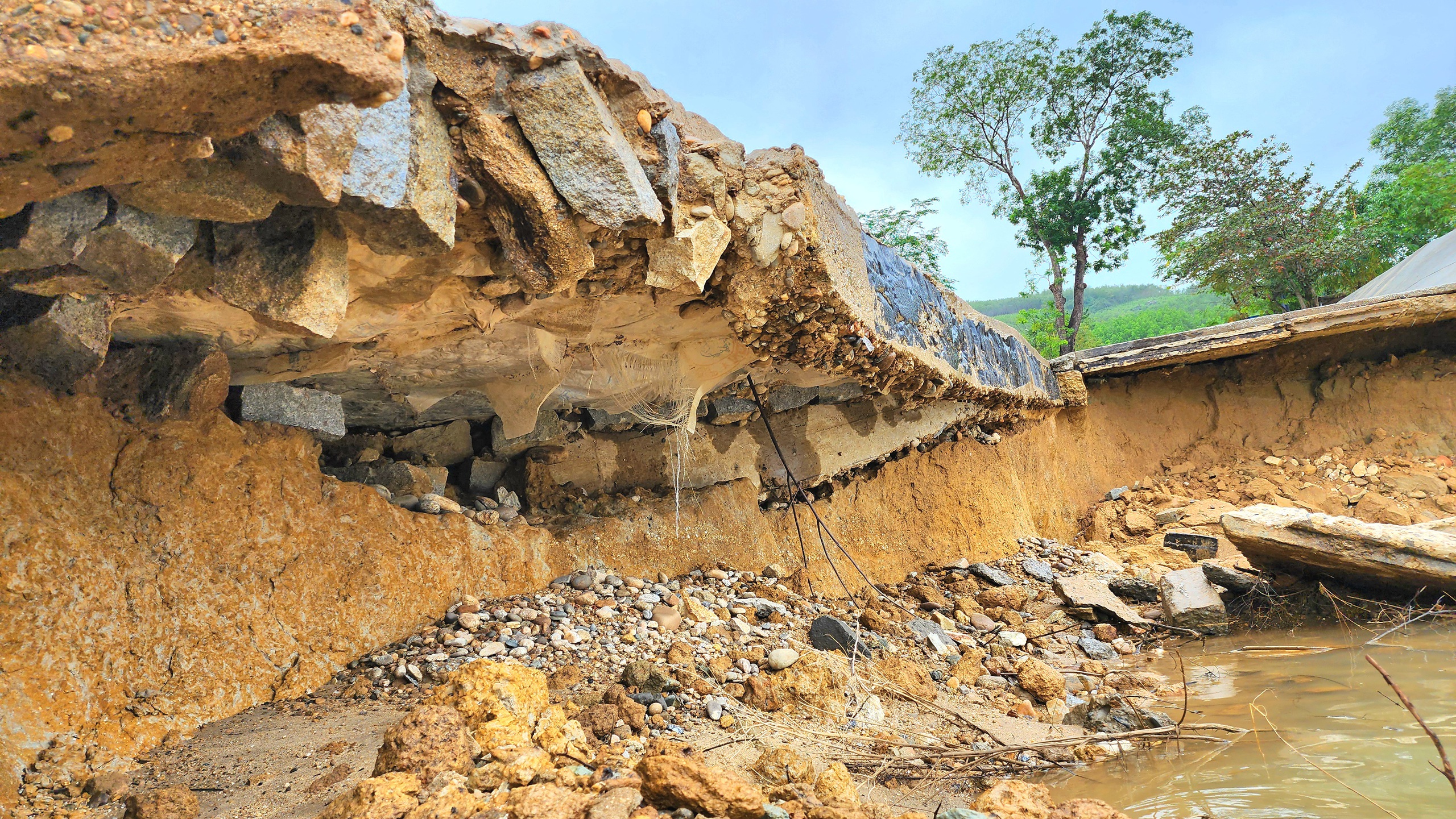 Lũ cuốn tr&ocirc;i mố v&agrave; nhịp cầu ở Quảng Ng&atilde;i, giao th&ocirc;ng tr&ecirc;n tỉnh lộ 623B t&ecirc; liệt- Ảnh 3.