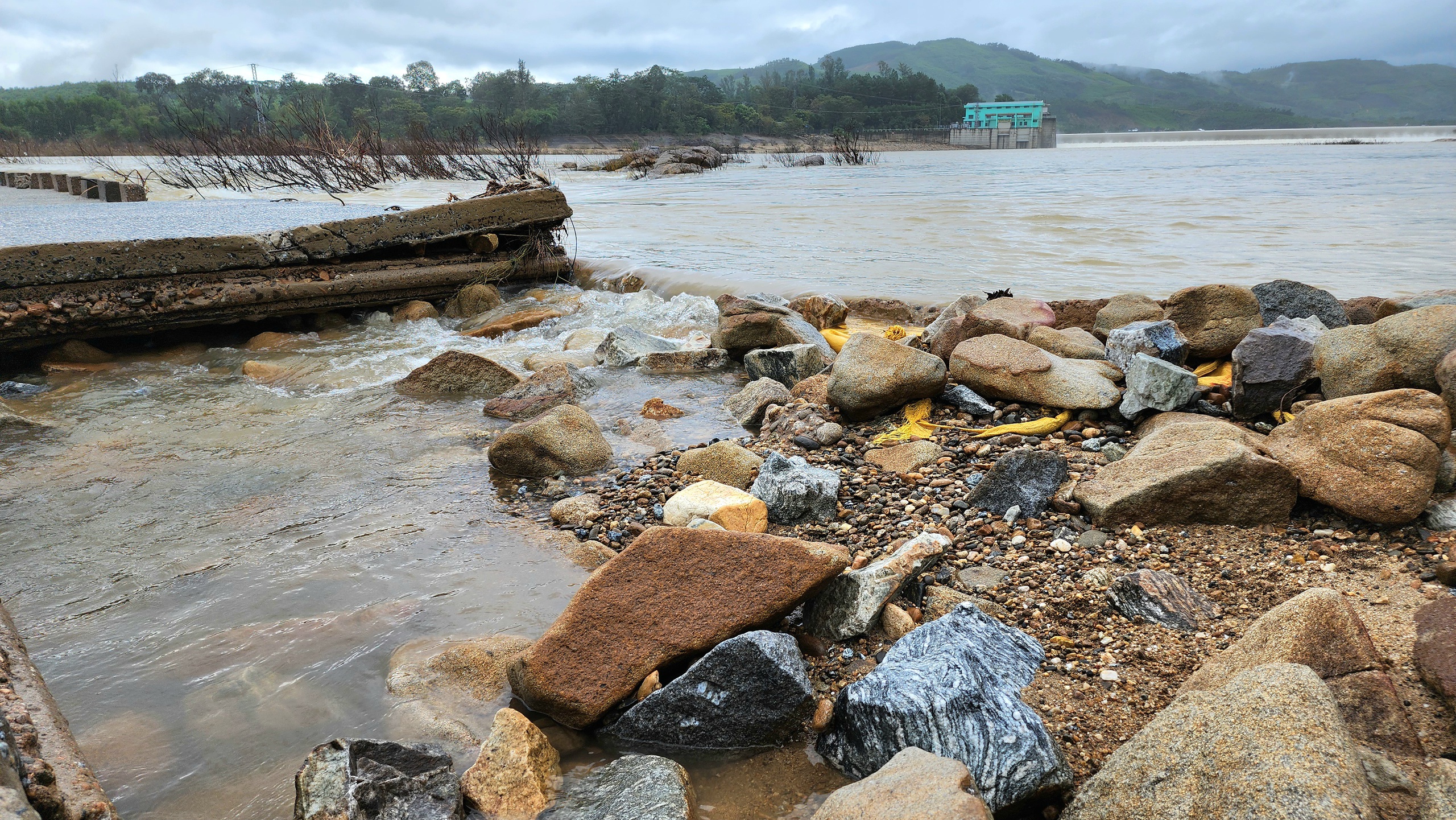 Lũ cuốn tr&ocirc;i mố v&agrave; nhịp cầu ở Quảng Ng&atilde;i, giao th&ocirc;ng tr&ecirc;n tỉnh lộ 623B t&ecirc; liệt- Ảnh 5.