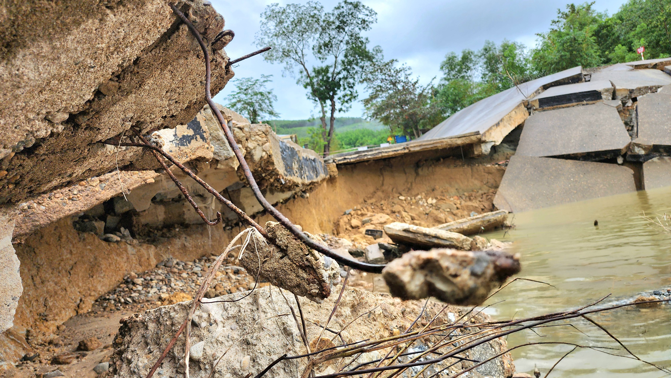 Lũ cuốn tr&ocirc;i mố v&agrave; nhịp cầu ở Quảng Ng&atilde;i, giao th&ocirc;ng tr&ecirc;n tỉnh lộ 623B t&ecirc; liệt- Ảnh 8.