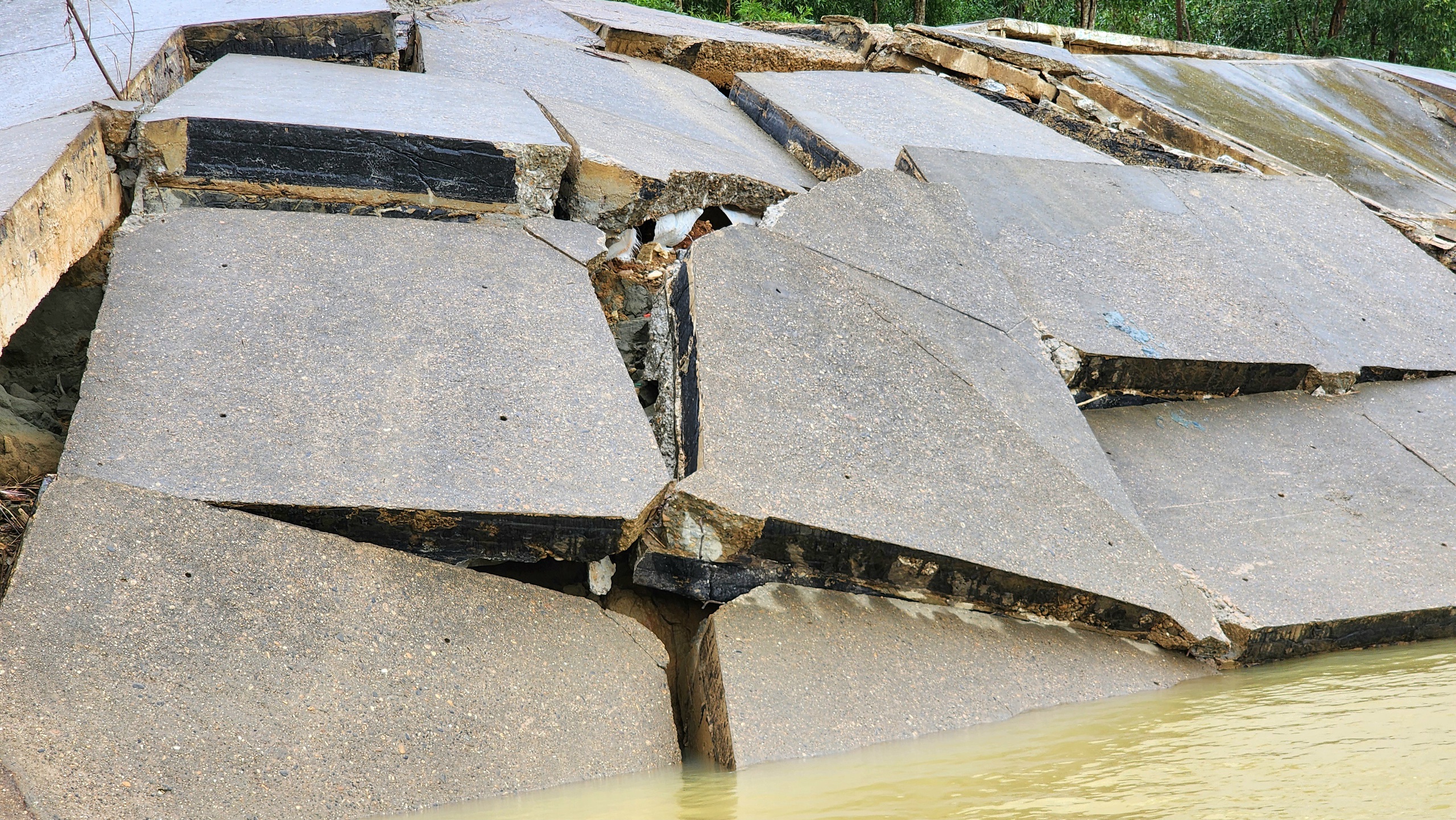 Lũ cuốn tr&ocirc;i mố v&agrave; nhịp cầu ở Quảng Ng&atilde;i, giao th&ocirc;ng tr&ecirc;n tỉnh lộ 623B t&ecirc; liệt- Ảnh 10.