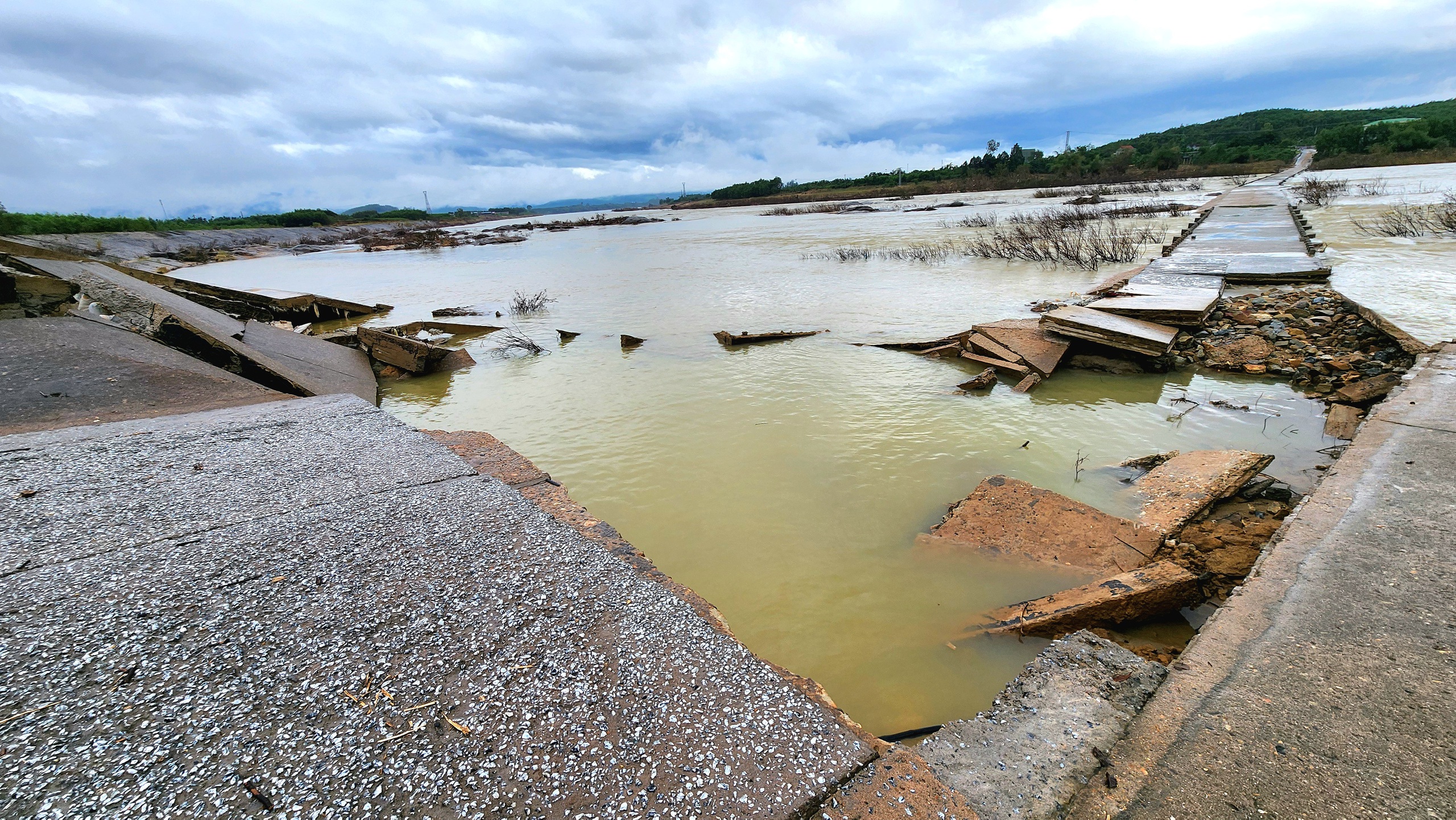 Lũ cuốn tr&ocirc;i mố v&agrave; nhịp cầu ở Quảng Ng&atilde;i, giao th&ocirc;ng tr&ecirc;n tỉnh lộ 623B t&ecirc; liệt- Ảnh 2.