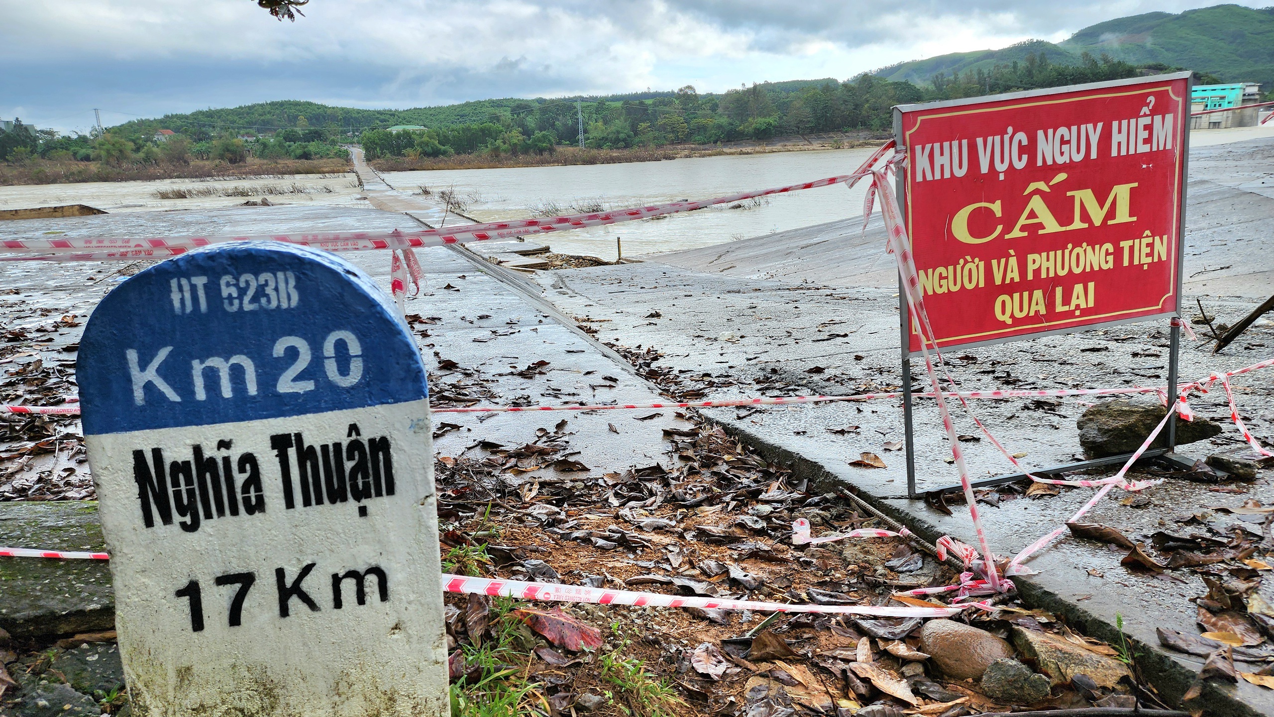 Lũ cuốn tr&ocirc;i mố v&agrave; nhịp cầu ở Quảng Ng&atilde;i, giao th&ocirc;ng tr&ecirc;n tỉnh lộ 623B t&ecirc; liệt- Ảnh 7.