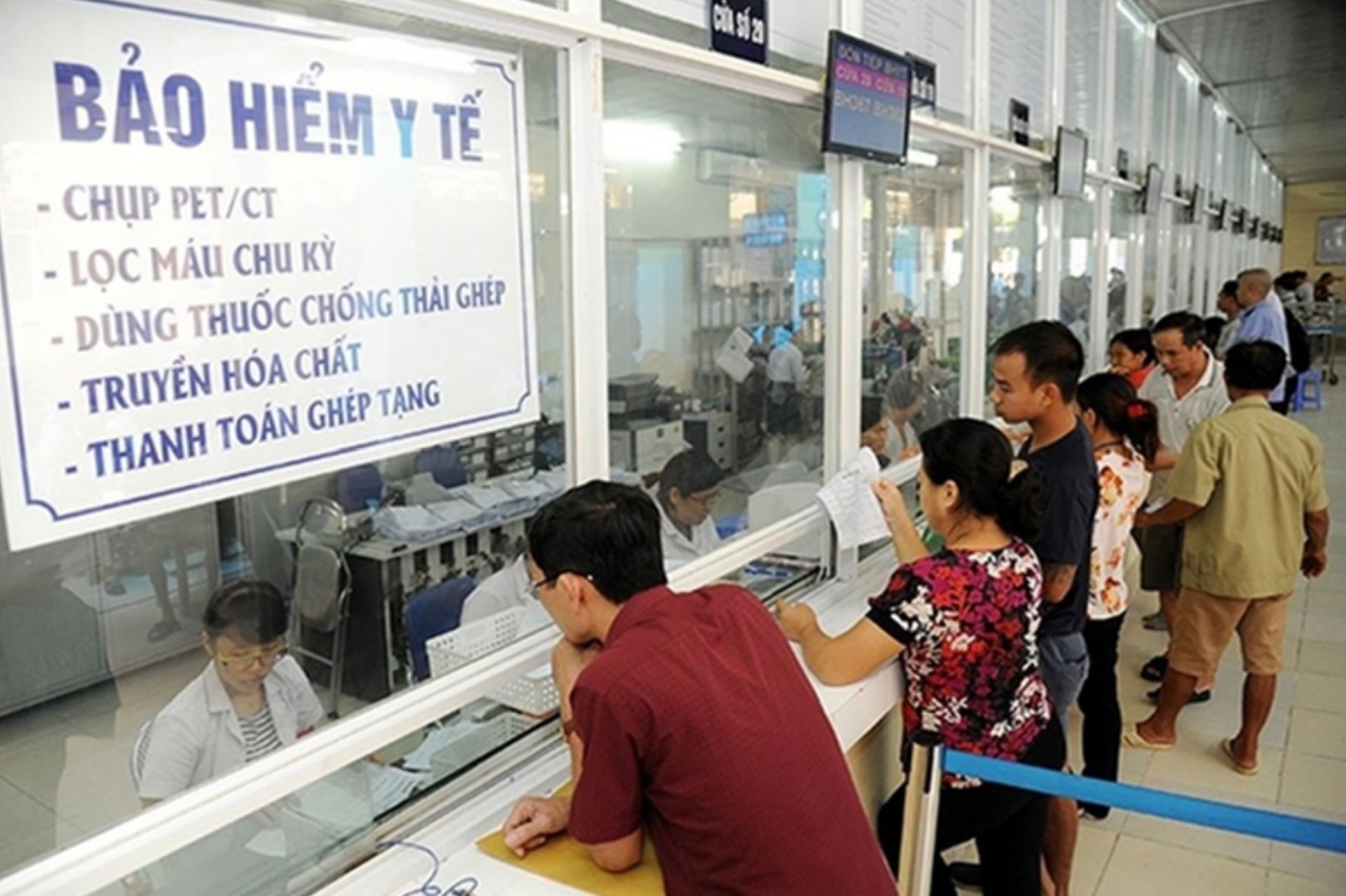 Đề xuất lộ tr&igrave;nh tăng mức đ&oacute;ng BHYT v&agrave; từng bước miễn viện ph&iacute;- Ảnh 1.